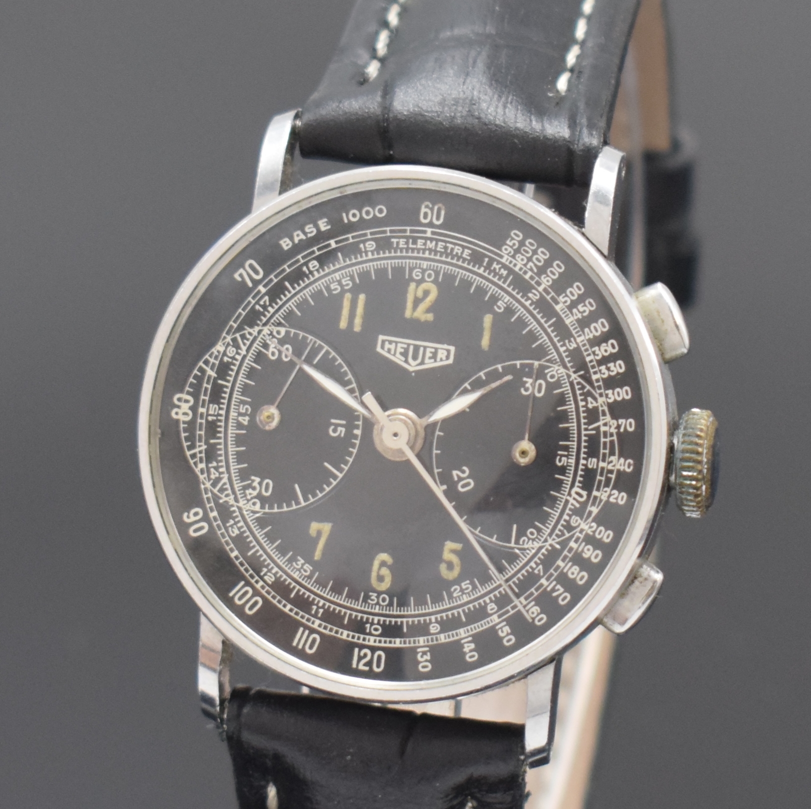 Detail a: HEUER Herrenarmbanduhr mit Schaltradchronograph in Stahl, Schweiz um 1945, Handaufzug, Boden aufgedr., sehr schönes schwarzes Glanz-Zifferbl., ...