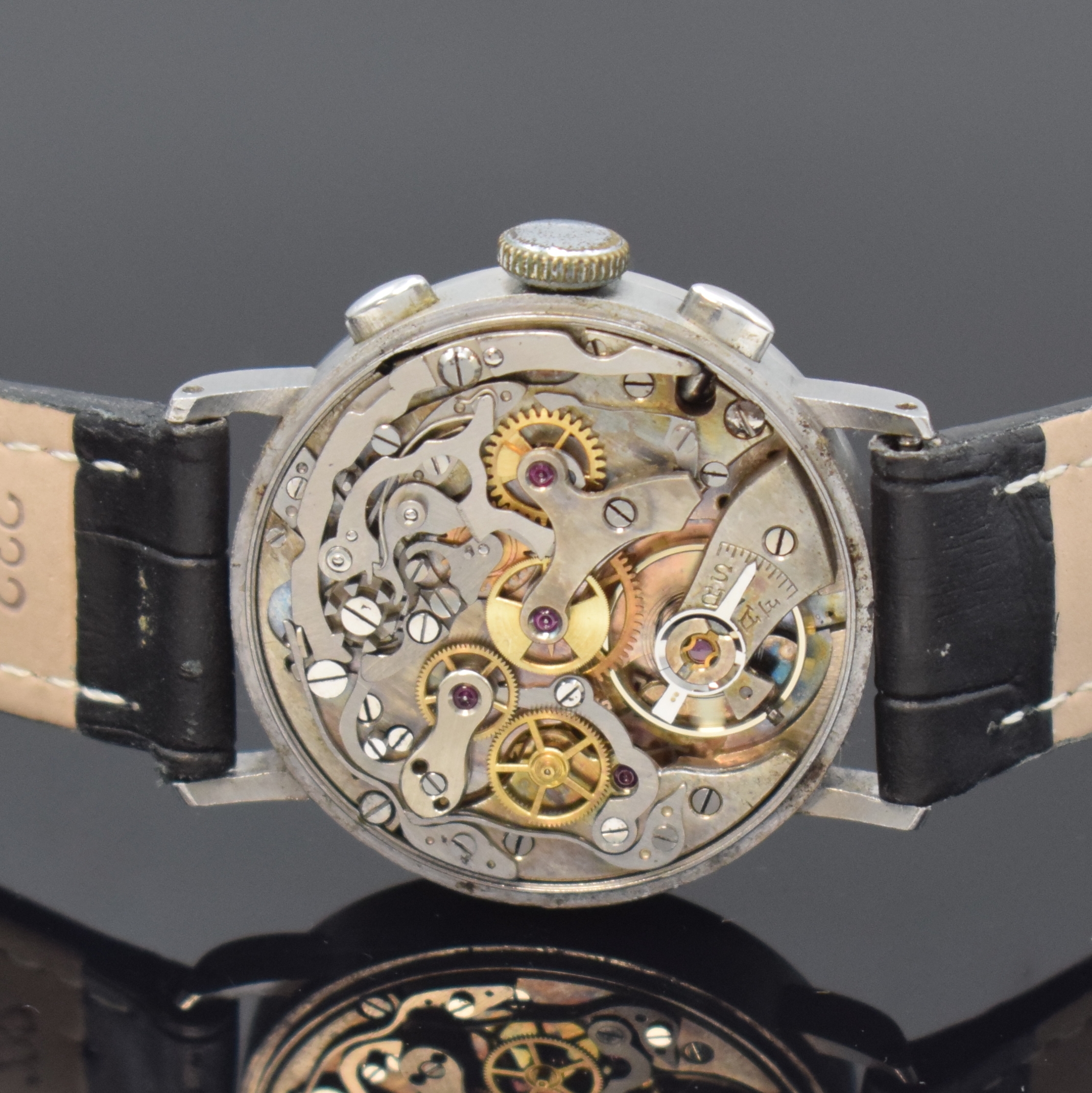 Detail d: HEUER Herrenarmbanduhr mit Schaltradchronograph in Stahl, Schweiz um 1945, Handaufzug, Boden aufgedr., sehr schönes schwarzes Glanz-Zifferbl., ...