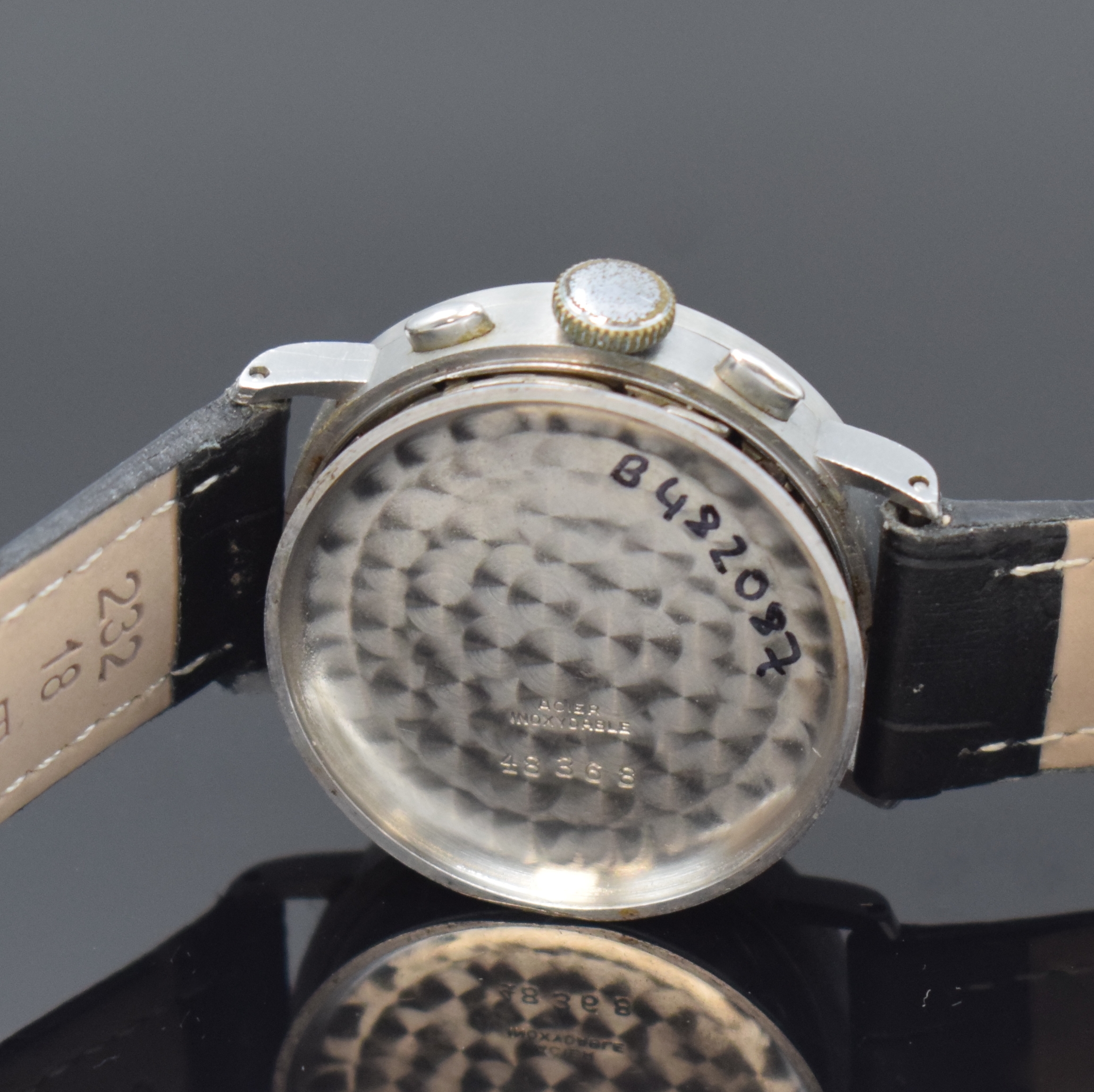 Detail e: HEUER Herrenarmbanduhr mit Schaltradchronograph in Stahl, Schweiz um 1945, Handaufzug, Boden aufgedr., sehr schönes schwarzes Glanz-Zifferbl., ...