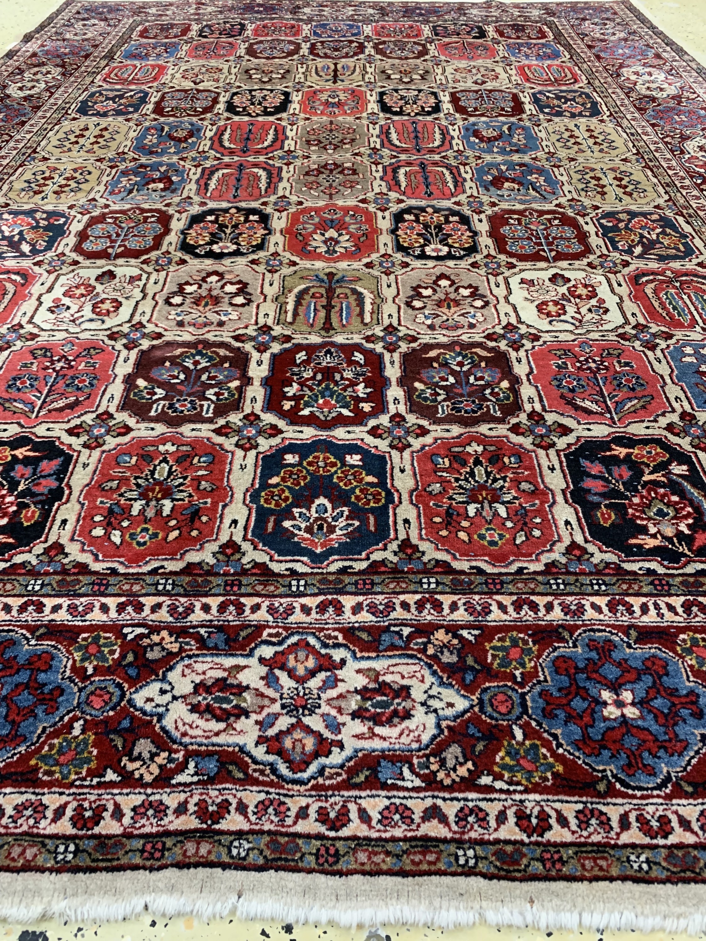 Detail c: Sarogh, Persien, um 1950, Wolle auf Baumwolle, ca. 272 x 193 cm, EHZ: 2