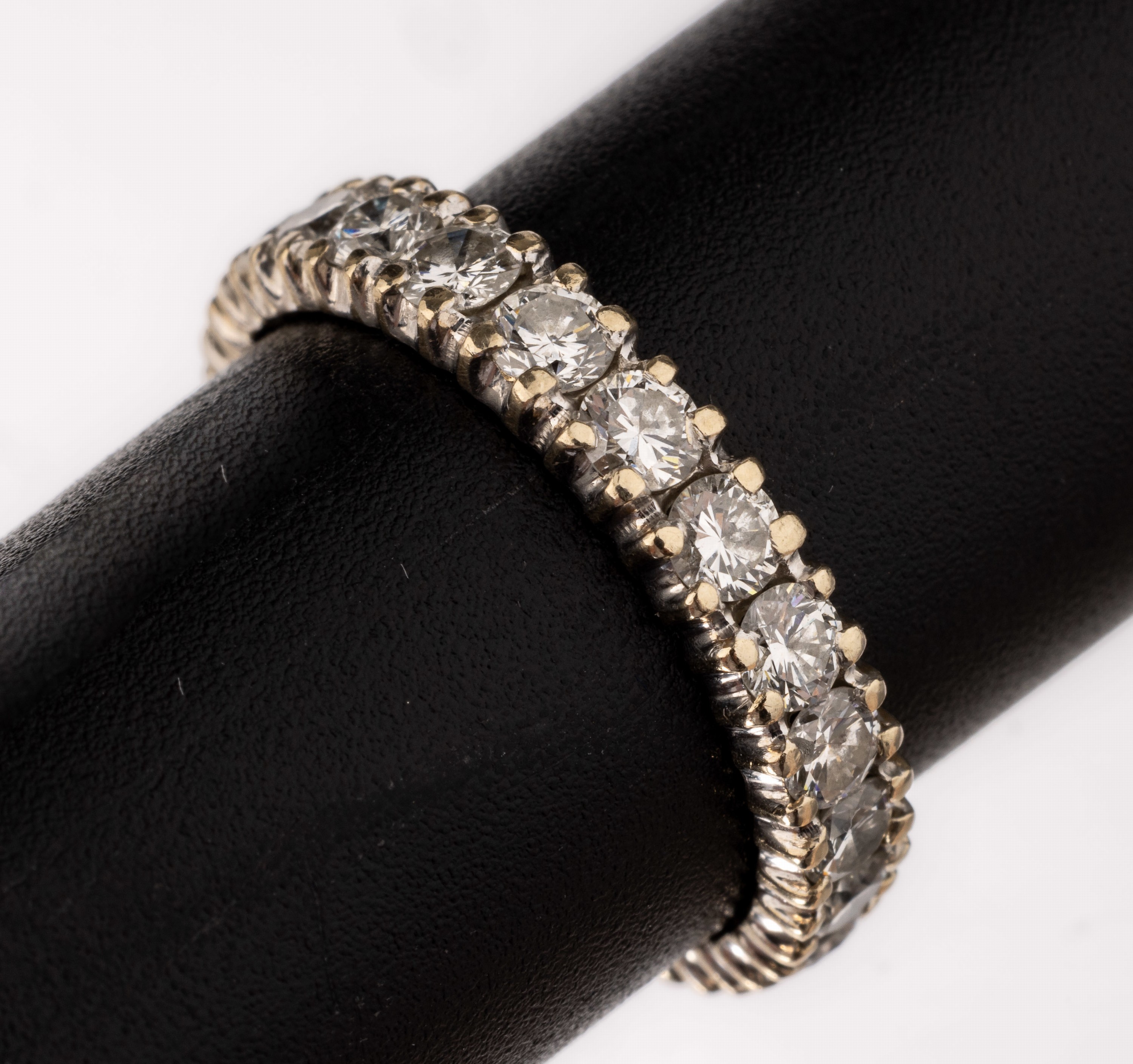 14 kt Gold Brillant-Ring, WG 585/000, Brillanten zus. ca. 2.20 ct feines Weiß- Weiß/vs-si, RW 53, ca. 2.6 g