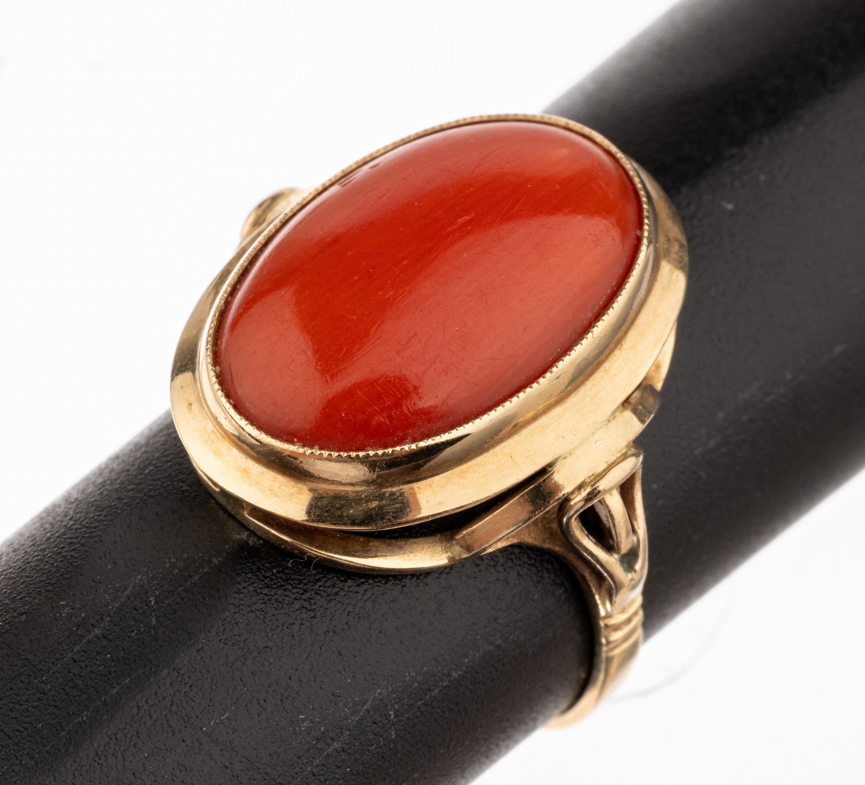 14 kt Gold Korallen-Ring, RG 585/000, 1930er Jahre, Korallencabochon von guter Farbe, RW 54, ca. 4.2 g, Versand nur innerhalbder EU