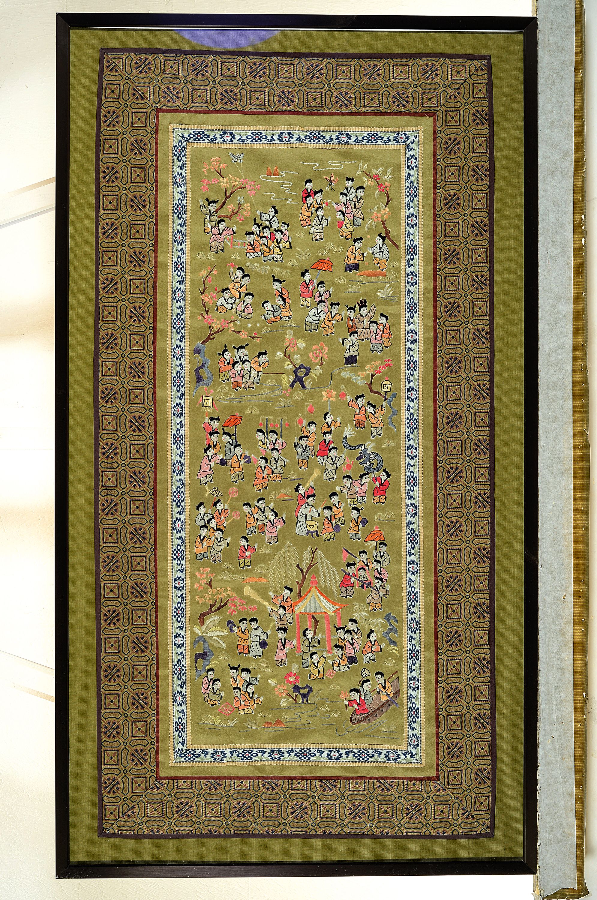 Stickerei, China, 20. Jh., Kindermotive in stil. Landschaft mit blühenden Bäumen, auf Seide, mit Bordüren eingefasst, ca. 66x 33 cm, unter Glas, ...
