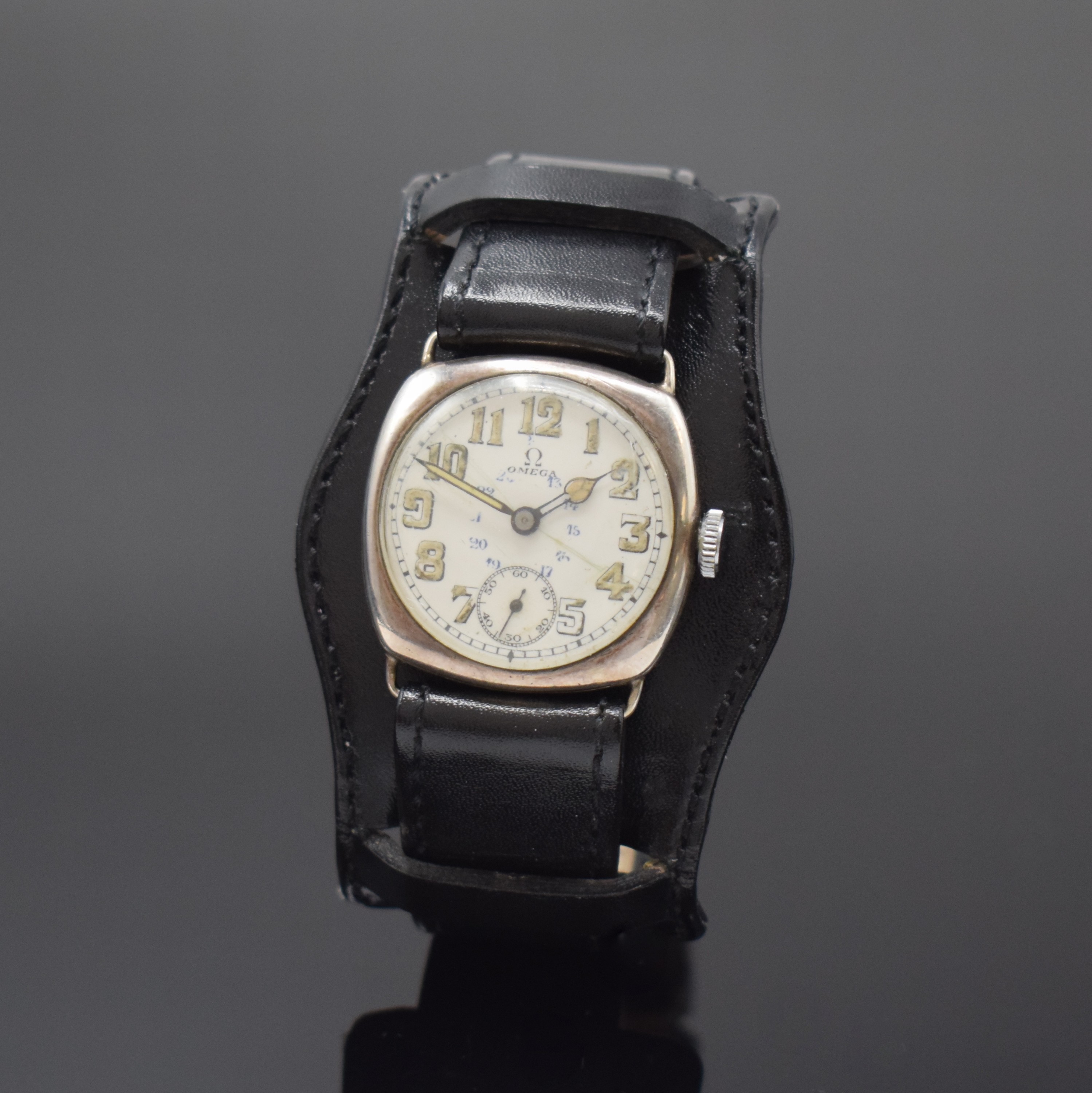 OMEGA frühe Armbanduhr in Silber, Schweiz um 1925, Handaufzug, 3-tlg. Carré-Cambré Geh., Boden u. Glasrand aufgedr., Emailzifferbl. riss., arab. ...
