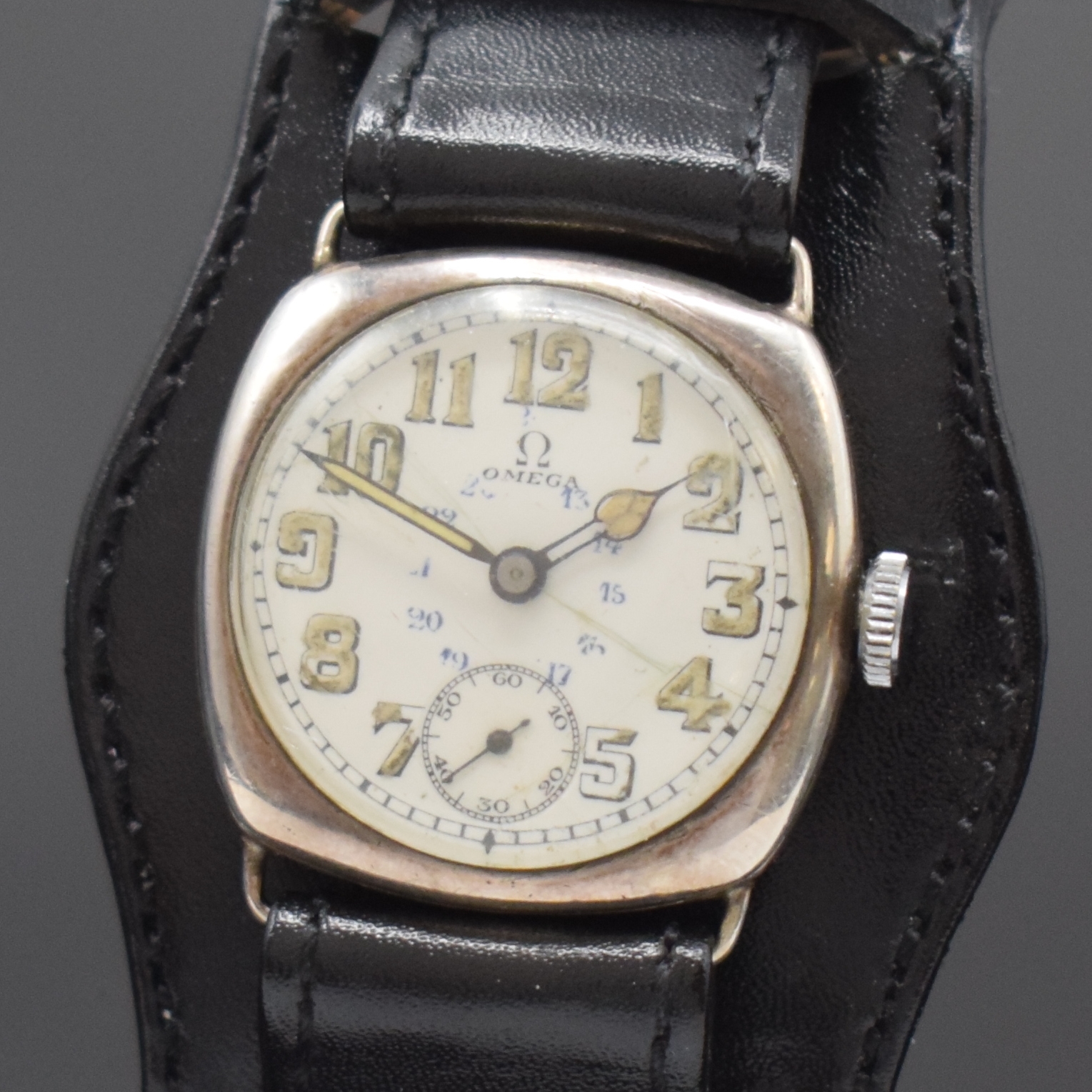 Detail a: OMEGA frühe Armbanduhr in Silber, Schweiz um 1925, Handaufzug, 3-tlg. Carré-Cambré Geh., Boden u. Glasrand aufgedr., Emailzifferbl. riss., arab. ...