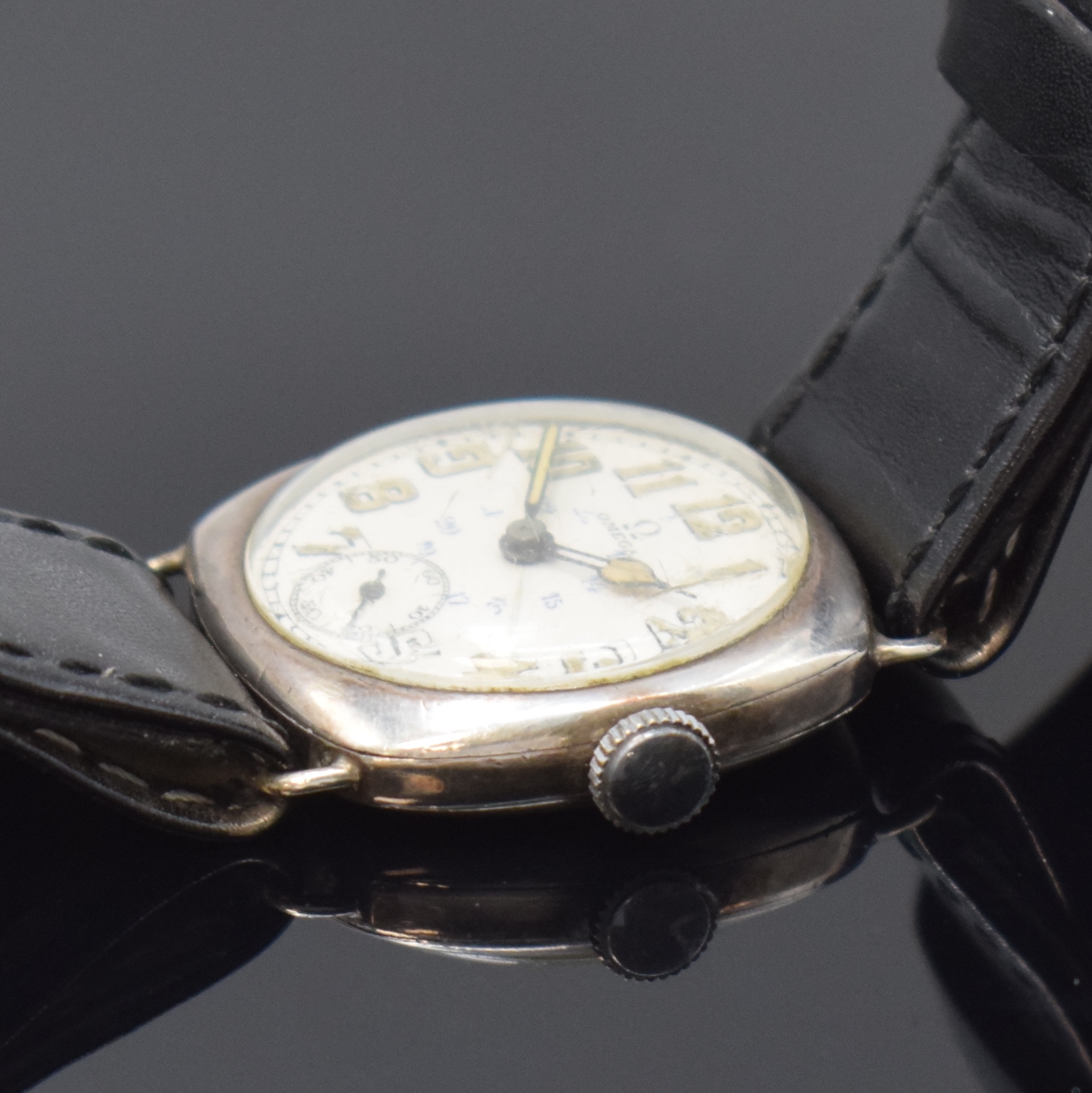 Detail b: OMEGA frühe Armbanduhr in Silber, Schweiz um 1925, Handaufzug, 3-tlg. Carré-Cambré Geh., Boden u. Glasrand aufgedr., Emailzifferbl. riss., arab. ...
