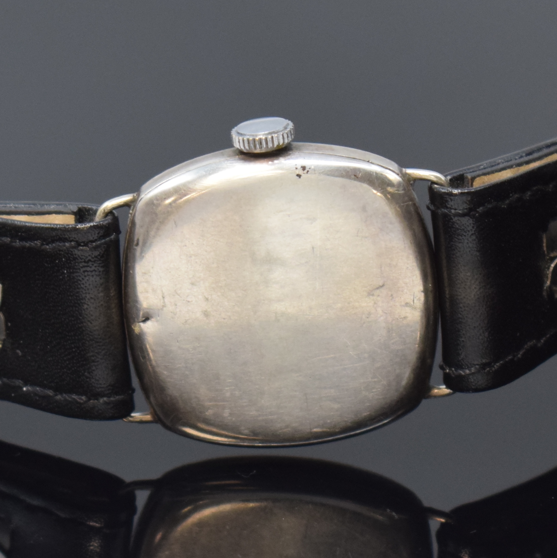 Detail c: OMEGA frühe Armbanduhr in Silber, Schweiz um 1925, Handaufzug, 3-tlg. Carré-Cambré Geh., Boden u. Glasrand aufgedr., Emailzifferbl. riss., arab. ...