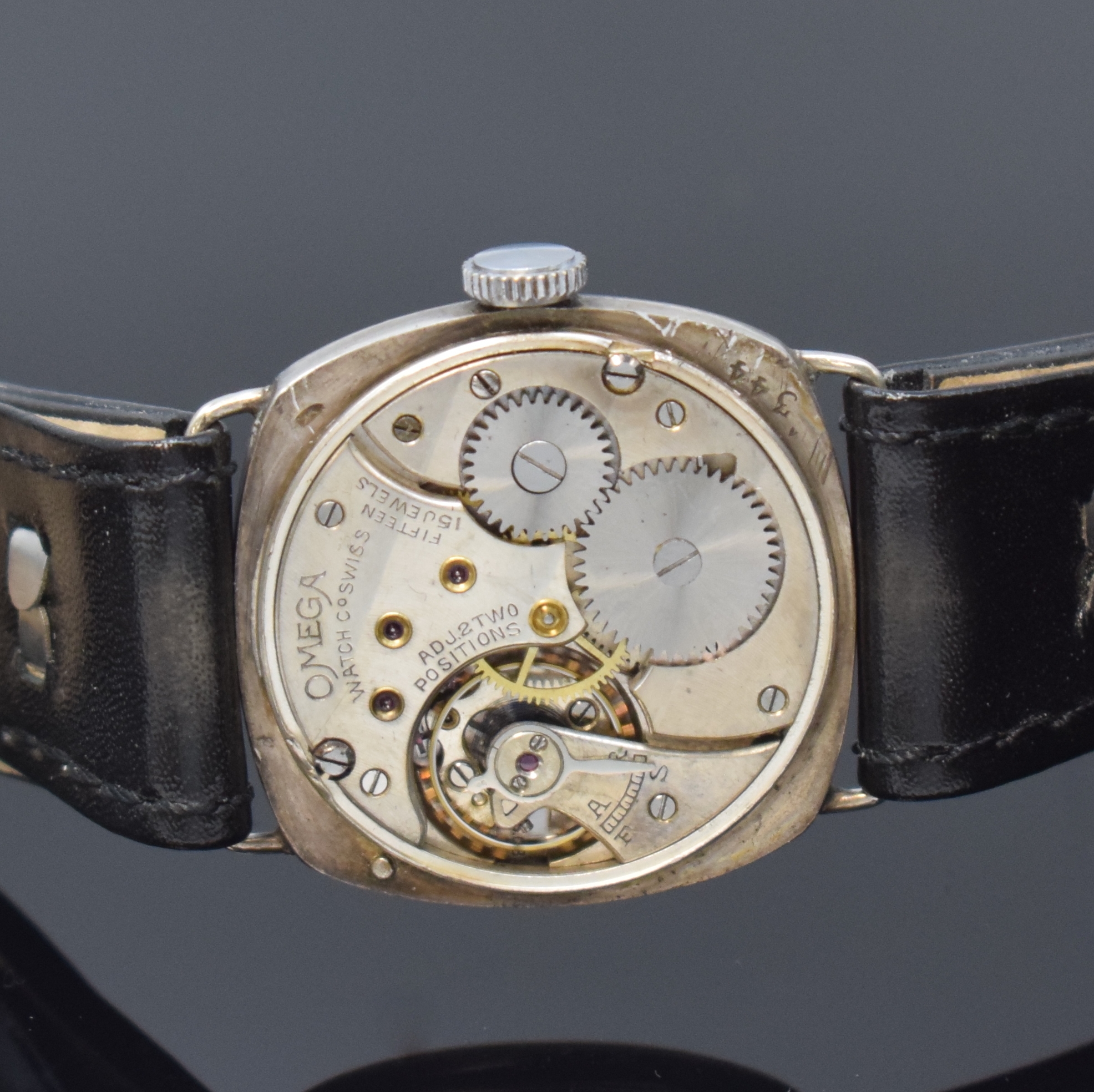 Detail d: OMEGA frühe Armbanduhr in Silber, Schweiz um 1925, Handaufzug, 3-tlg. Carré-Cambré Geh., Boden u. Glasrand aufgedr., Emailzifferbl. riss., arab. ...