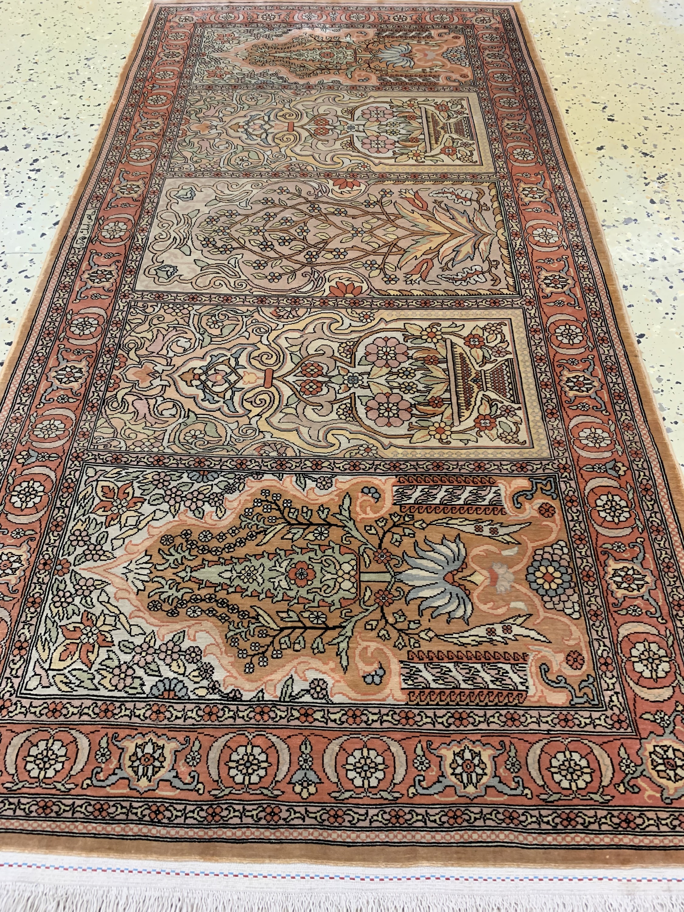 Detail d: Hereke Seide"Saf"fein, Türkei, um 1950, reine Naturseide, ca. 130 x 66 cm, ca. 1,0 Mio. Kn/qm, EHZ: 1-2