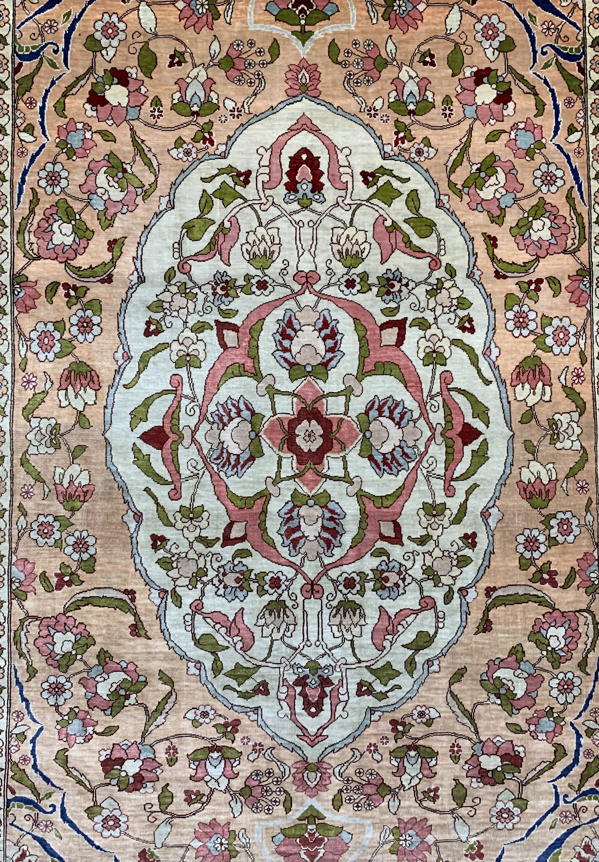Detail c: Hereke Seide fein, Türkei, um 1940, reine Naturseide, ca. 145 x 100 cm, ca. 1,0 Mio. Kn/qm, EHZ: 1-2