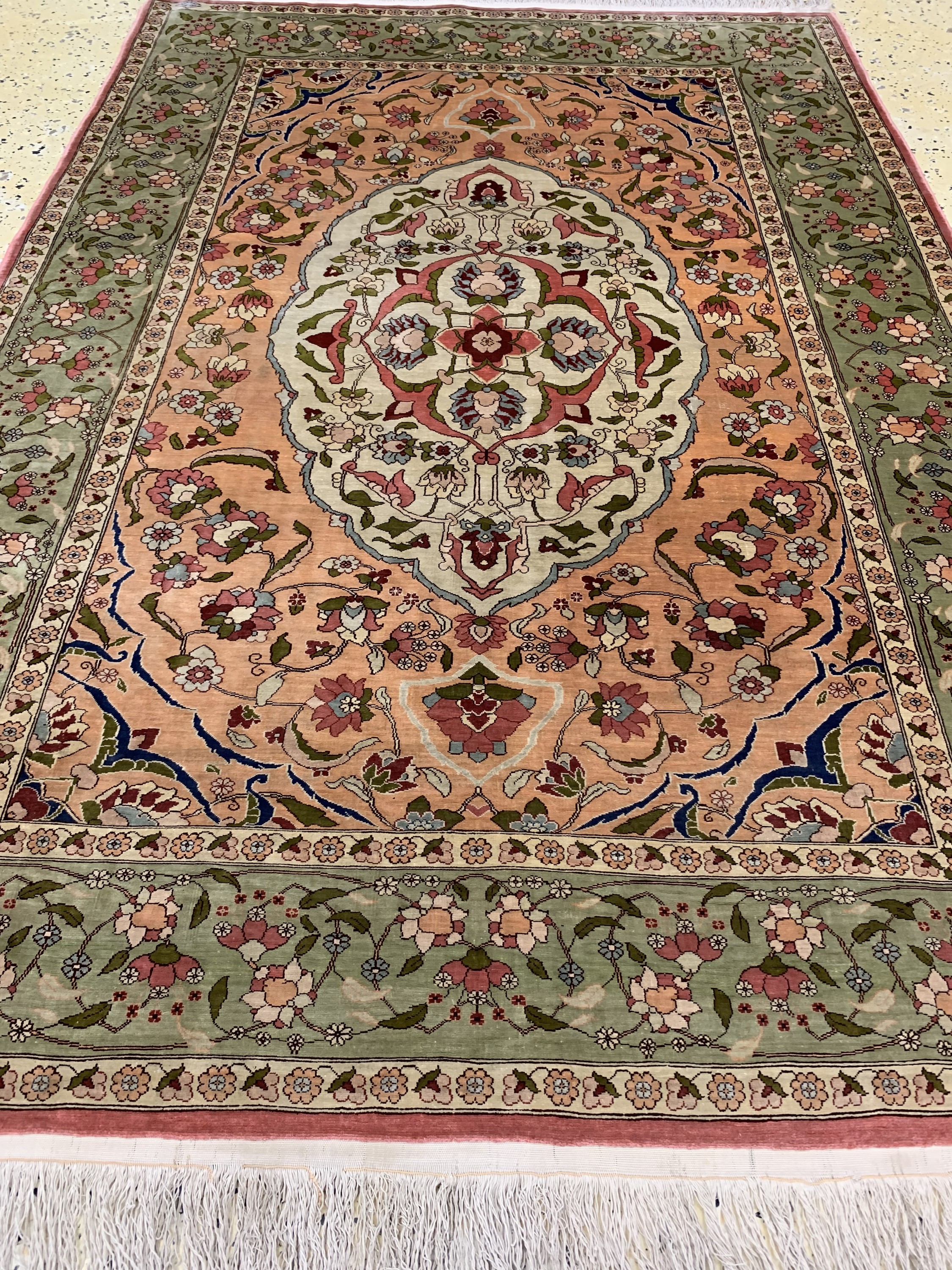 Detail f: Hereke Seide fein, Türkei, um 1940, reine Naturseide, ca. 145 x 100 cm, ca. 1,0 Mio. Kn/qm, EHZ: 1-2