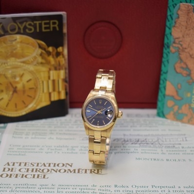 Image 26766841 - ROLEX Oyster Perpetual Datejust ladies wristwatch reference 69168 in 18k yellow gold, Switzerland sold according to papers in October 1999, self winding, superlative chronometer officially certified, screwed down case back and winding crown, original Oyster-rivet bracelet with deployant clasp, blue dial with gilded hour-indices, gilded luminous hands, date under loupe-glass, calibre 2135, 29 jewels, 5 adjustments, diameter approx. 26 mm, length approx. 18 cm, original box and papers enclosed, condition 2