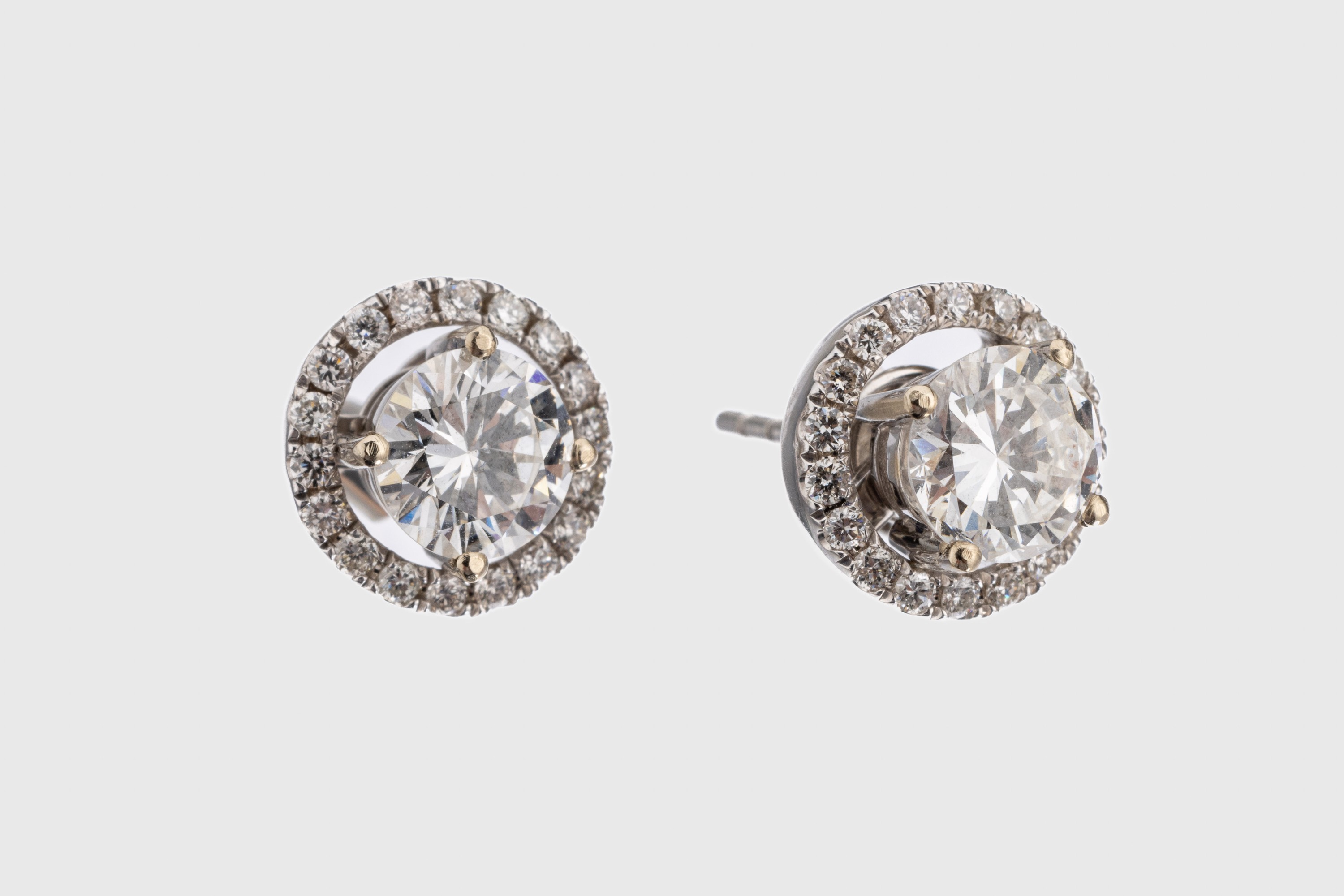 Paar 18 kt Gold Brillant-Ohrstecker, WG 750/000, 2 Brillanten zus. ca. 1.57 ct Weiss/vs-si, umgeben von Brillanten zus. ca. 0.40 ct Weiss/vs-si, ca. ...