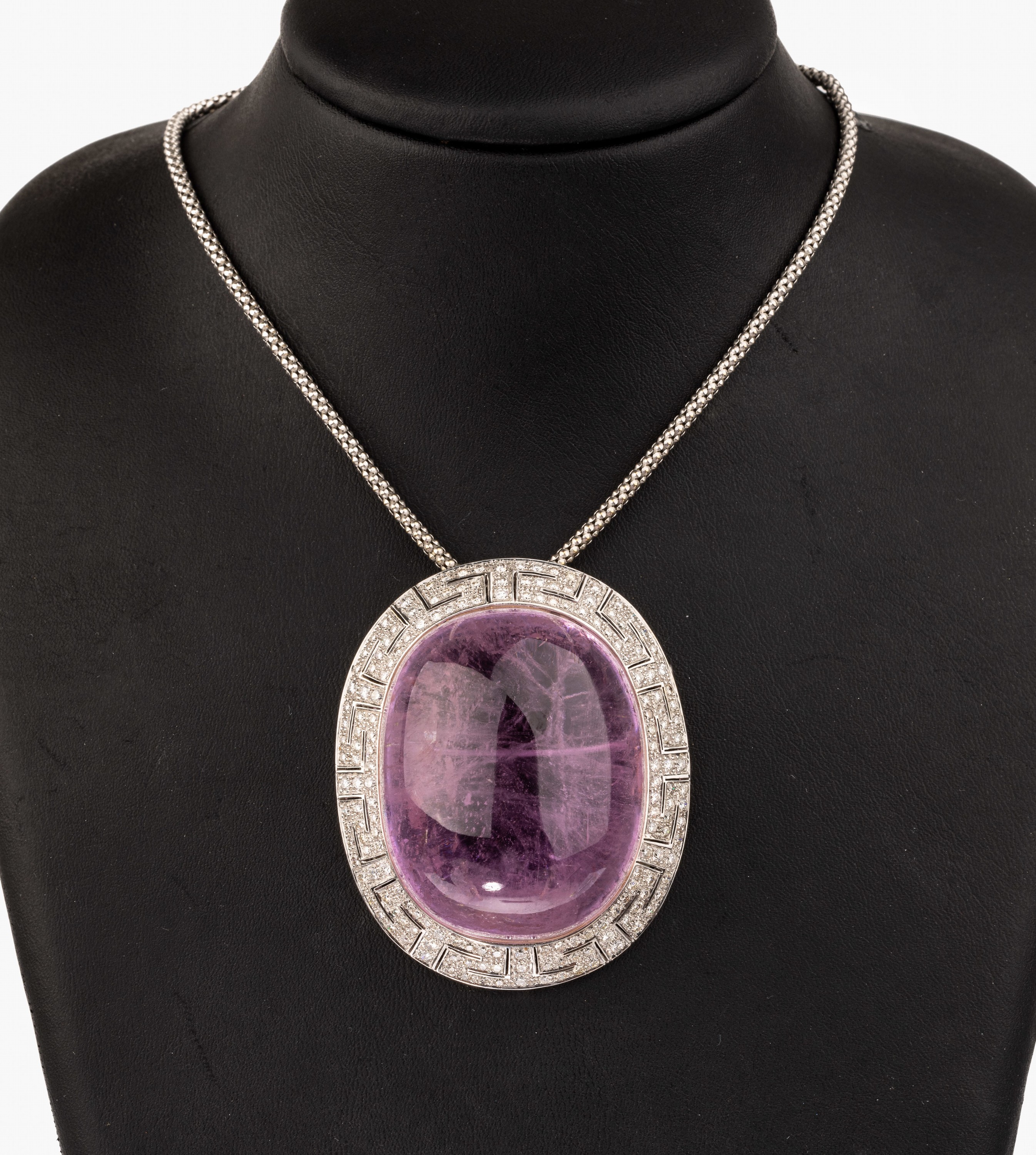 18 kt Gold Kunzit-Brillant-Brosche/Anhänger, WG 750/000, ovaler hoher Kunzit Cabochon ca. 475.98 ct, mit Zertifikat, Brillanten zus. ca. 3.50 ct ...