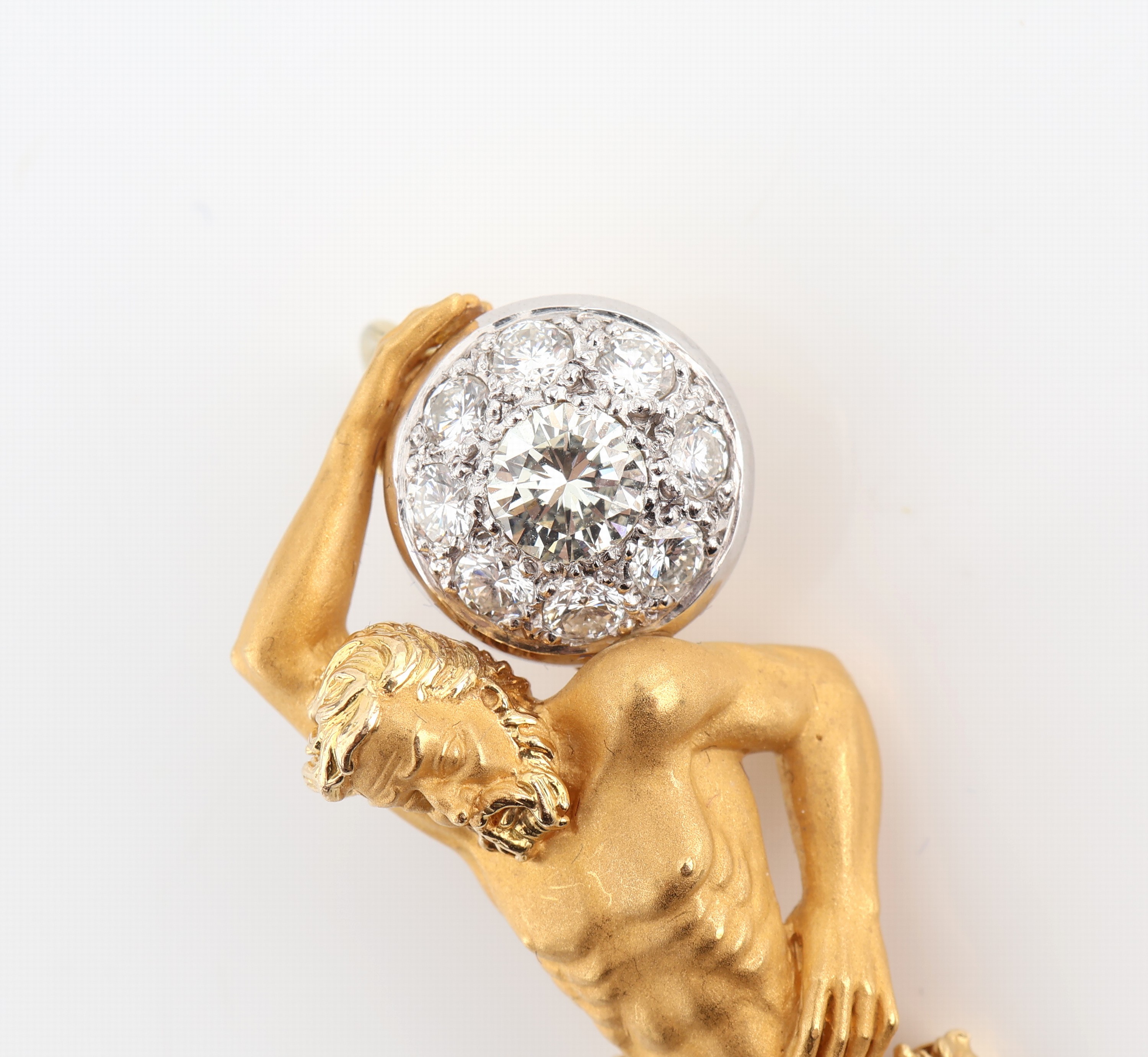 Detail a: 18 kt Gold Brillant-Designeranhänger "Atlas", GG/WG 750/000, Darstellung des Gott Atlas mit Weltkugel, diese mit Brillanten ausgefasst, ...