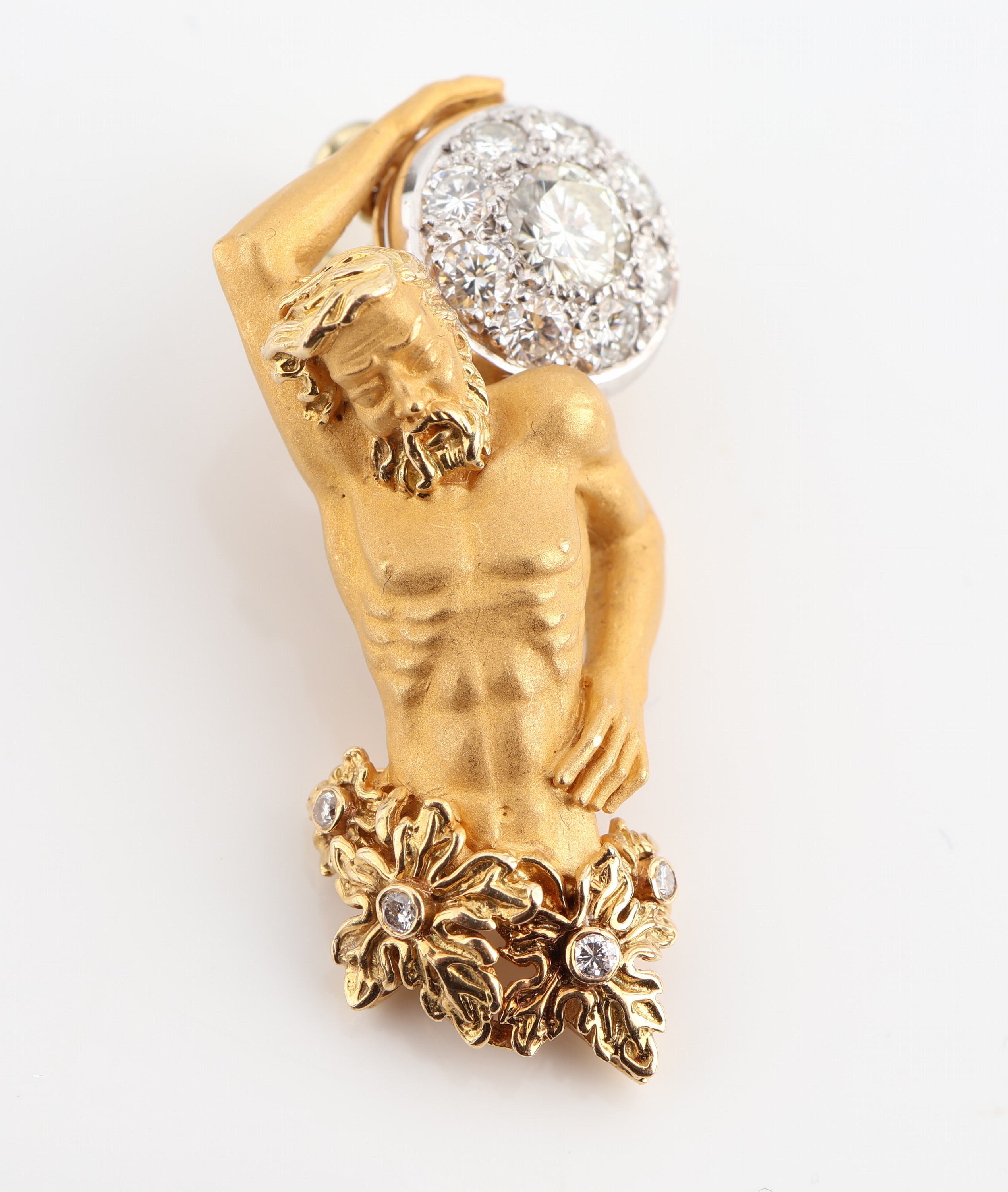 Detail b: 18 kt Gold Brillant-Designeranhänger "Atlas", GG/WG 750/000, Darstellung des Gott Atlas mit Weltkugel, diese mit Brillanten ausgefasst, ...