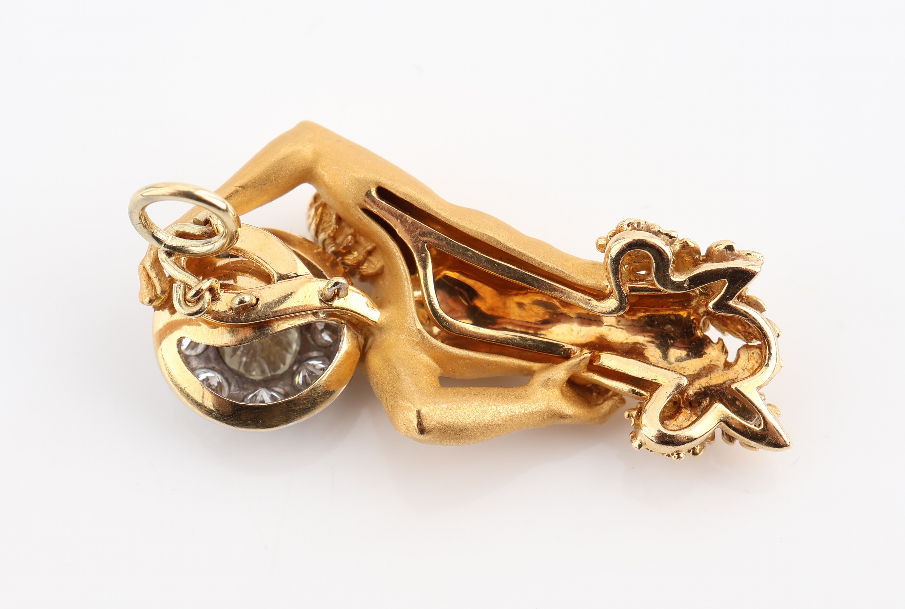 Detail c: 18 kt Gold Brillant-Designeranhänger "Atlas", GG/WG 750/000, Darstellung des Gott Atlas mit Weltkugel, diese mit Brillanten ausgefasst, ...