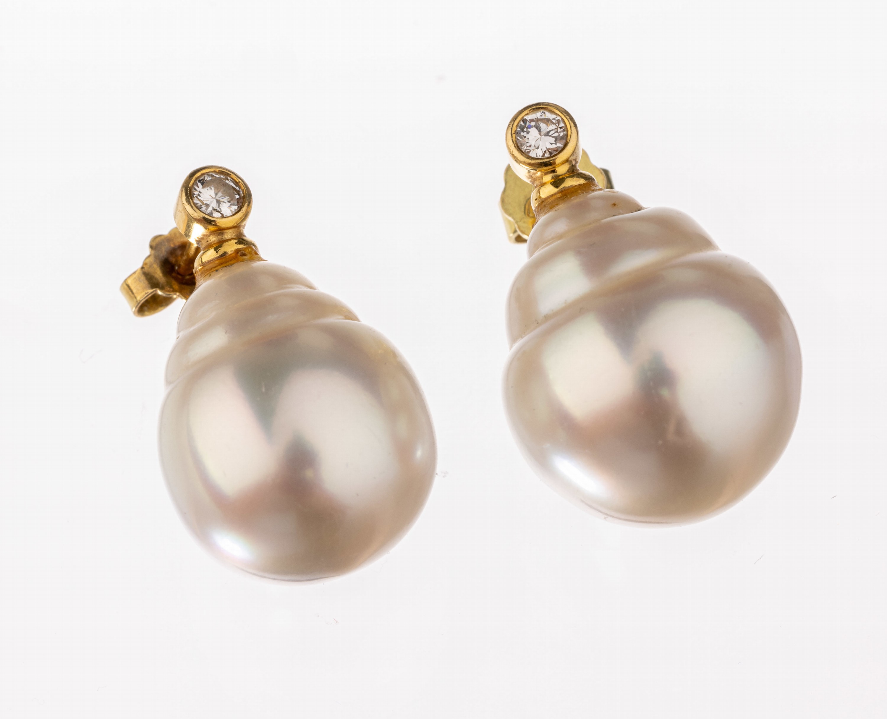Paar 18 kt Gold Perl-Brillant-Ohrstecker, GG 750/000, 2 barocke Südseezuchtperlen D. ca. 14.7 und 16 mm, 2 Brillanten zus. ca. 0.25 ct feines ...