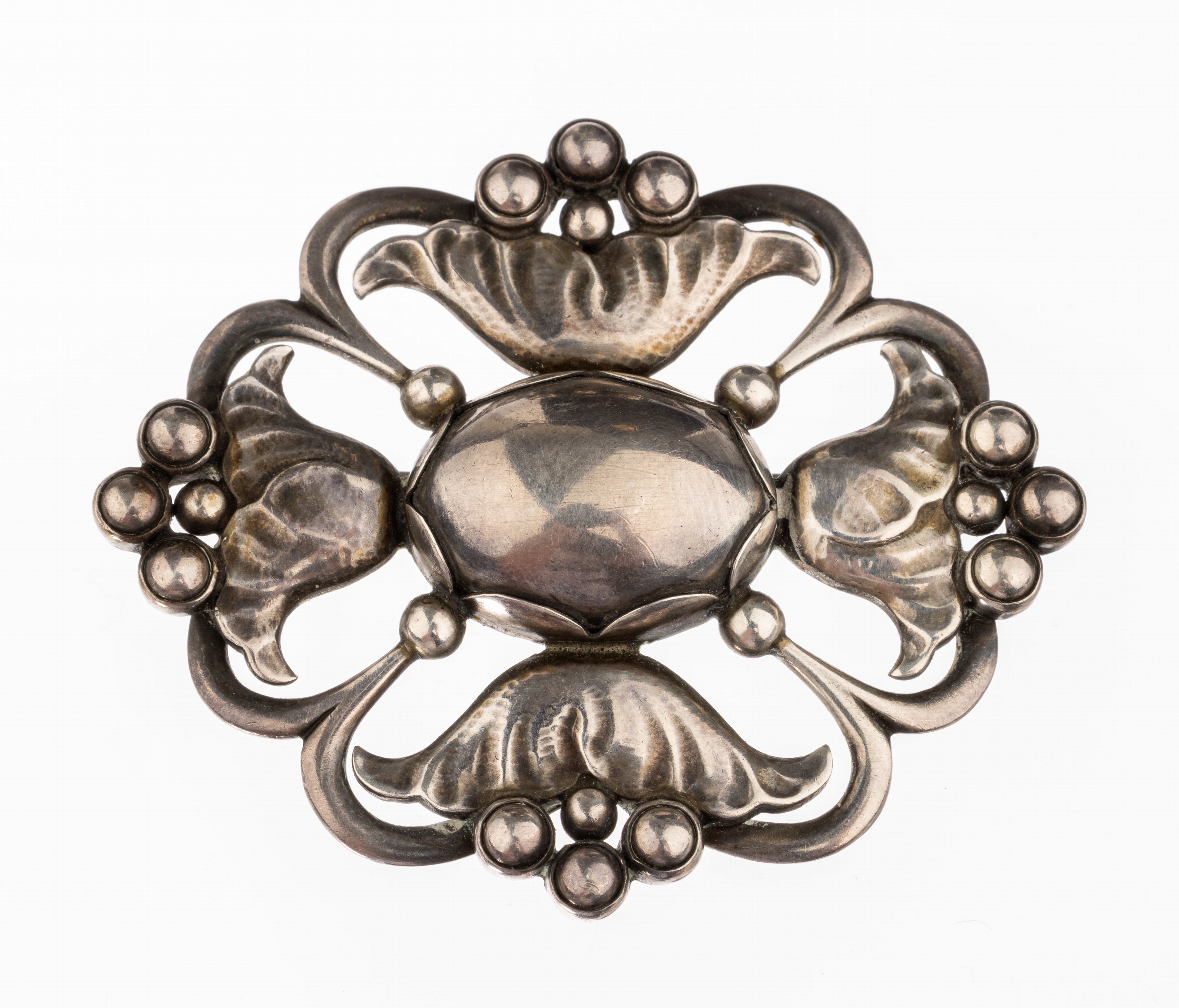 GEORG JENSEN Brosche, 925er Silber, Dänemark nach 1945, Modell Nr. 173, Entwurf Georg Jensen, rs. mit pers. Widmung von 1957, ca. 5 x 4 cm, vgl. ...