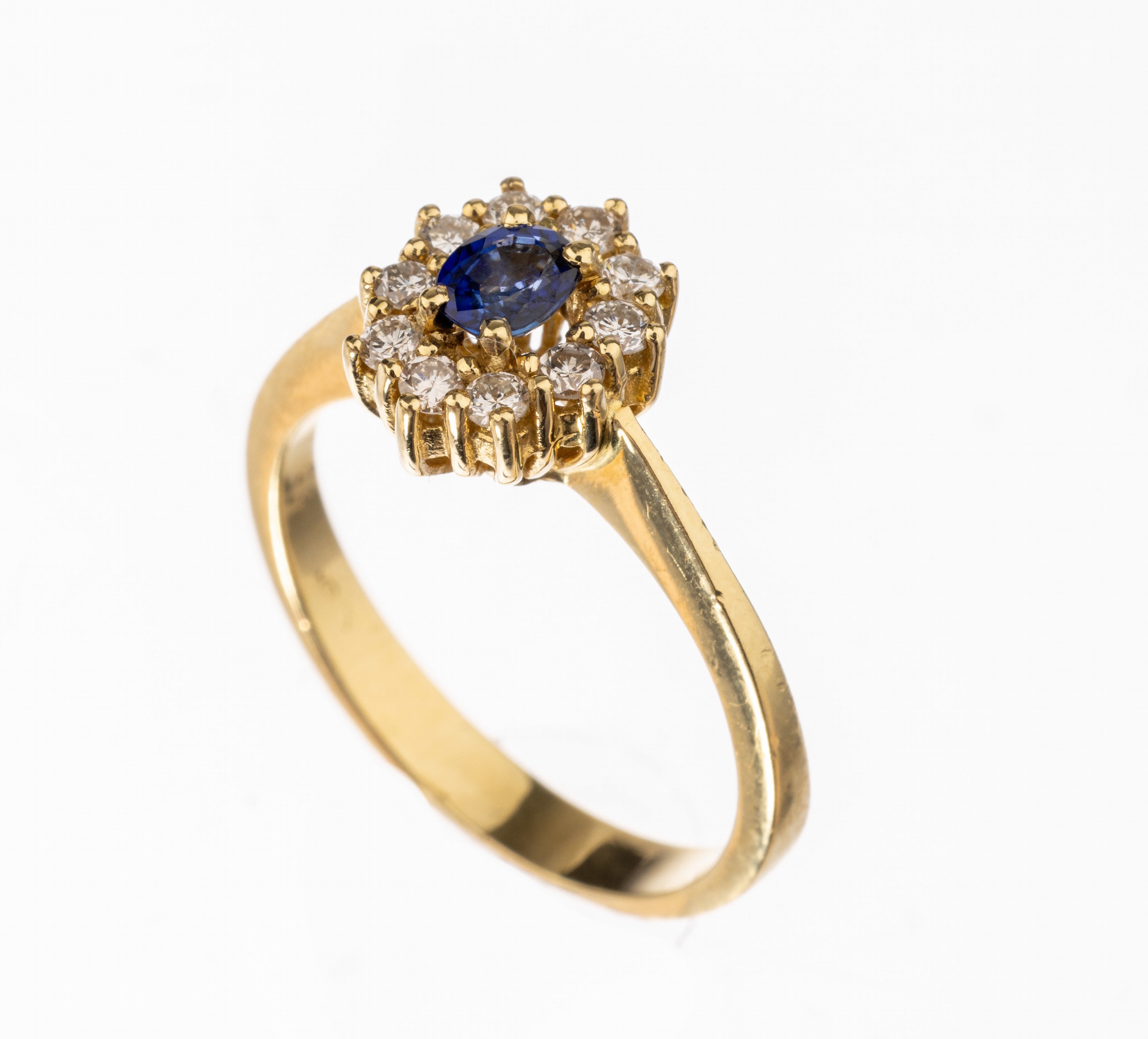 18 kt Gold Saphir-Brillant-Ring, GG 750/000, ovalfacett. Saphir ca. 0.20 ct, 10 Brillanten zus. ca. 0.30 ct feines Weiss -Weiss/vs-si, RW 52, ca. ...