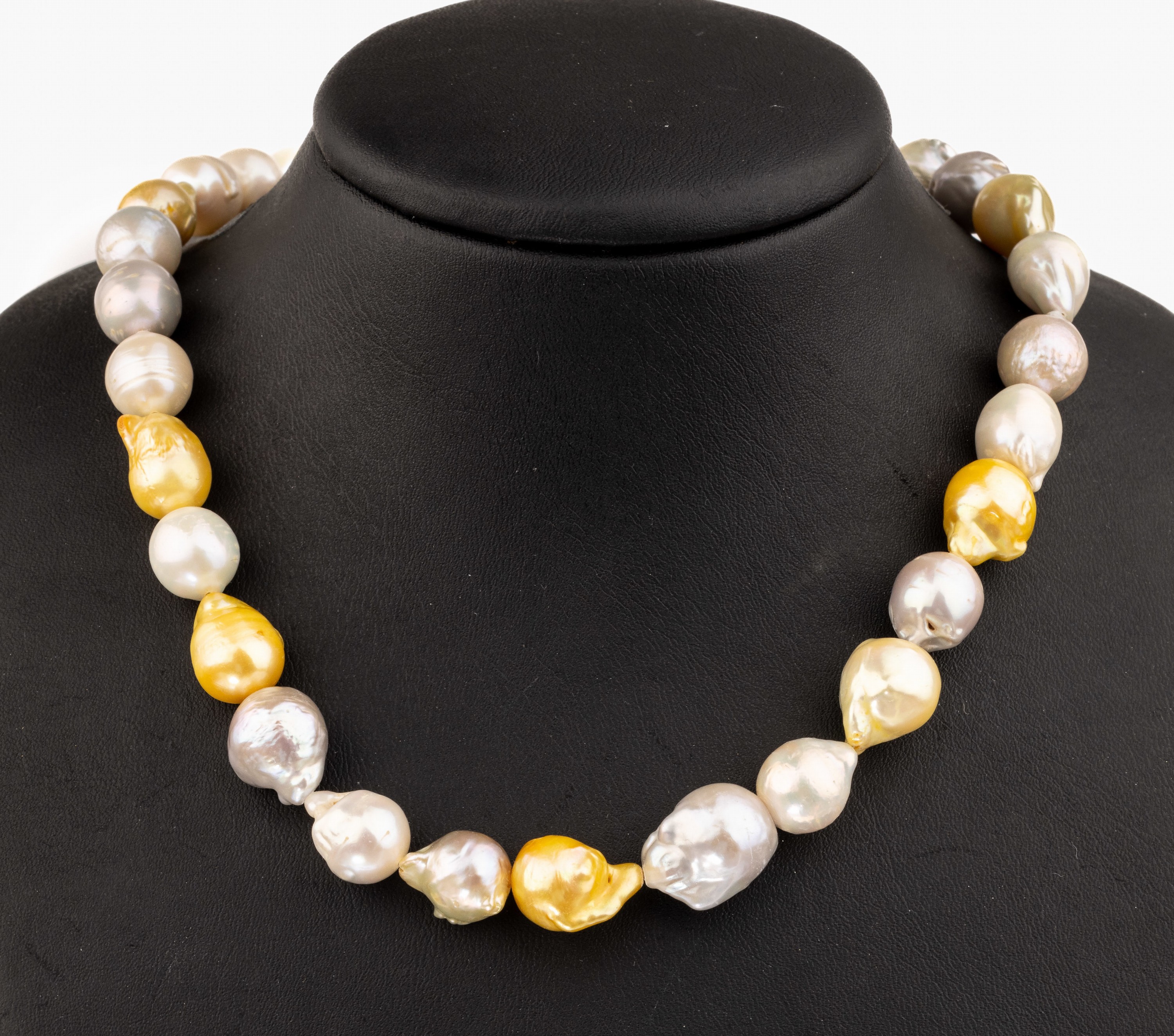Zuchtperl-Collier, 30 barocke Südseezuchtperlen, D. ca. 12 - 15 mm, Lüster in weiß, silbergrau und gold (gefärbt), L. ca.43 cm, Schließe Silber