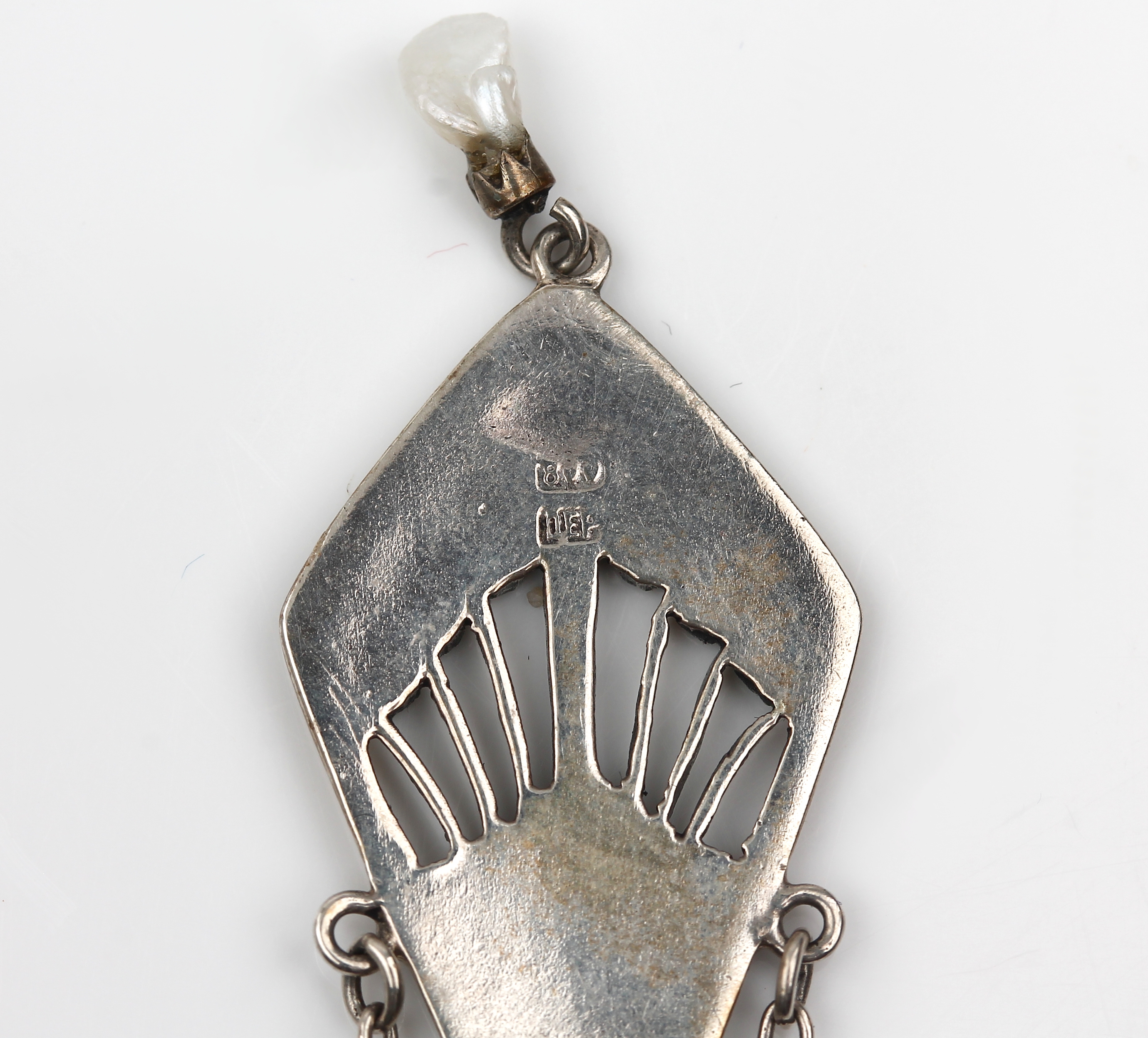 Detail c: Jugendstilcollier mit Email, 800er Silber, bez. Depose (verschlagen), grün emaill., kl. Flügelperle als Abhängung, zeittyp. Entwurf, L. ca. 51,5 ...