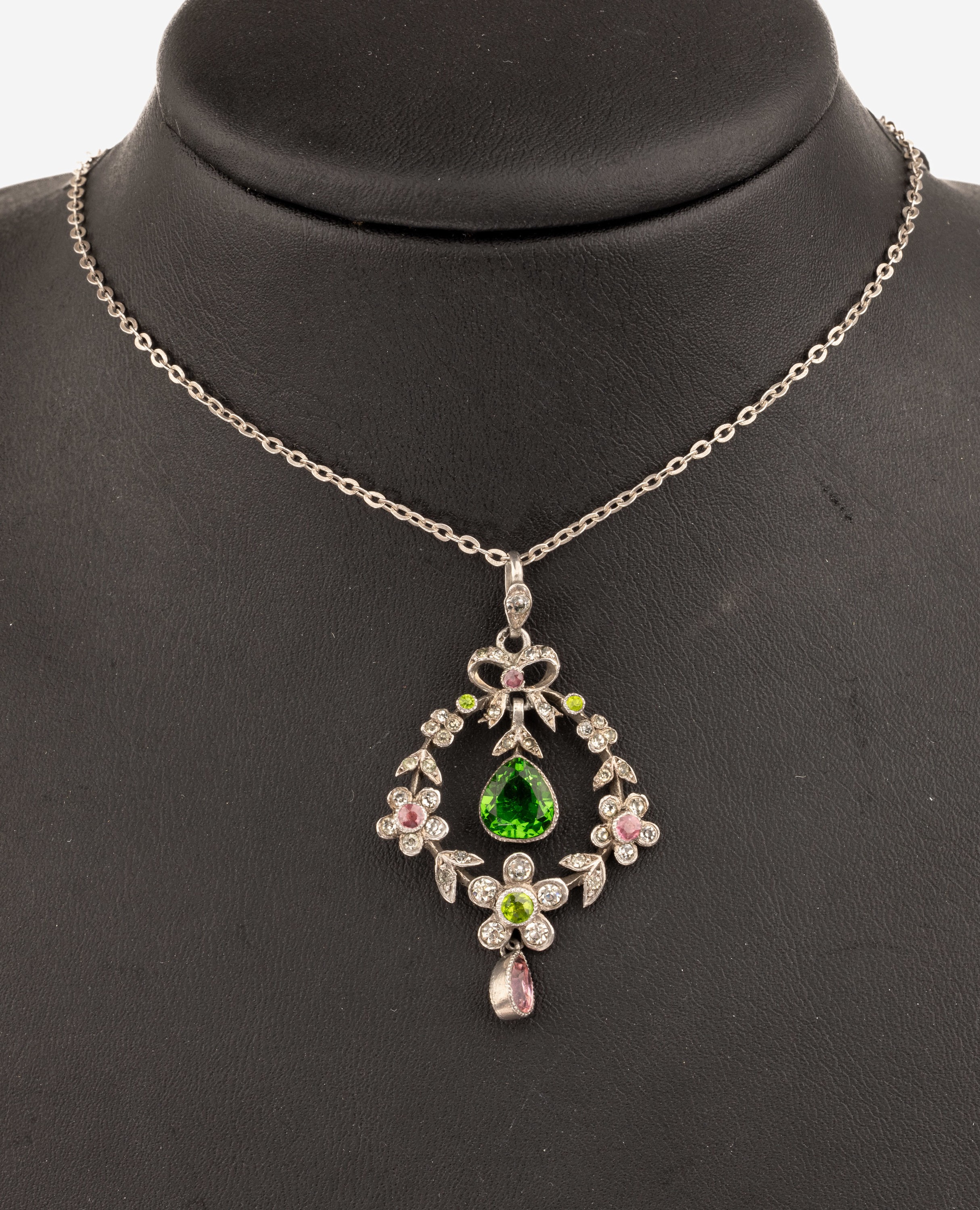 Jugendstilanhänger mit Strassbesatz, um 1900, an Kette, Silber, facett. z.T. farbiger Straßbesatz, bewegl. Abhängungen, L. ca. 4.5 cm, L. ca. 42 ...