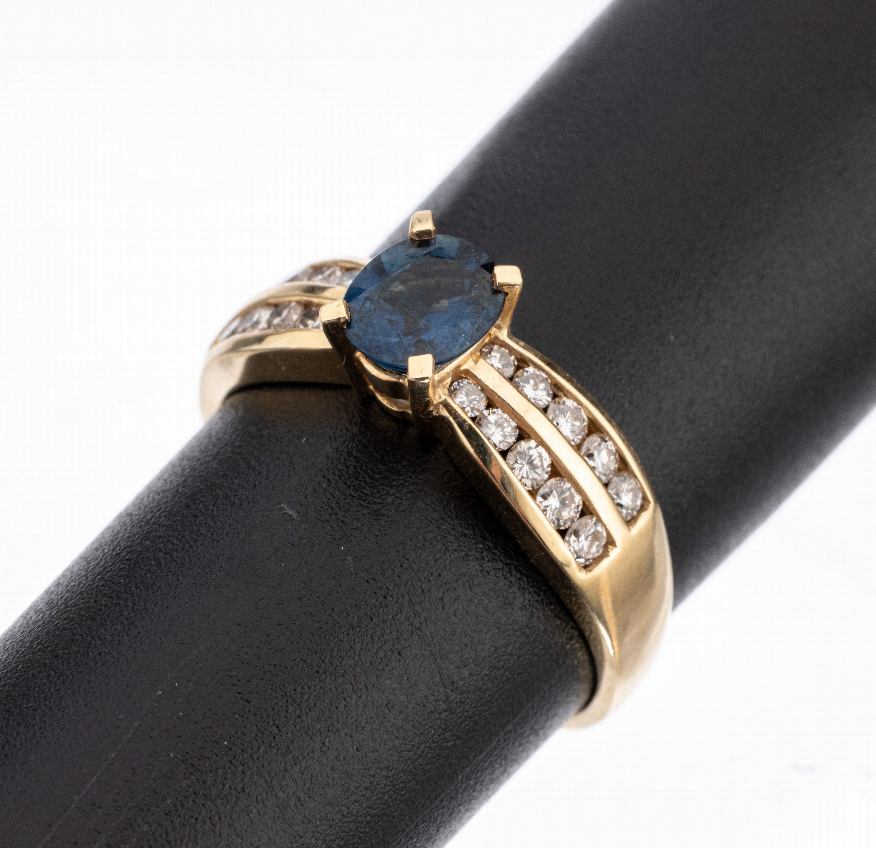 14 kt Gold Saphir-Brillant-Ring, GG 585/000, ovalfacett. Saphir ca. 0.70 ct, 20 Brillanten zus. ca. 0.40 ct Weiß/vs-si, RW 54, ca. 3.3 g
