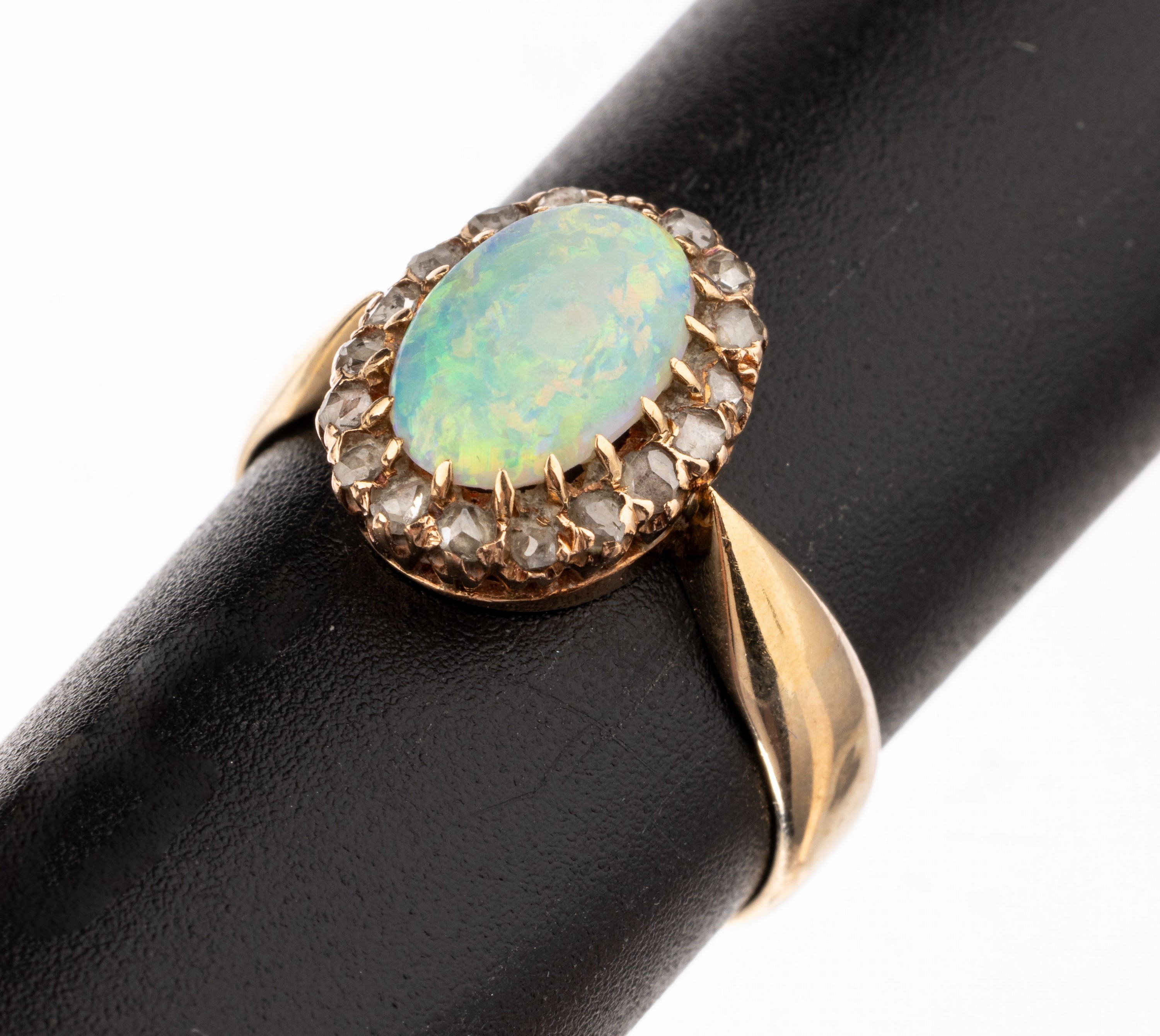 14 kt Gold Opal-Diamant-Ring, GG 585/000, Marriage, Ringschiene dat. 1858 und Name, wohl urspr. Ehering, Ringkopf um 1900, Opalcabochon ca. 1.20 ct, ...