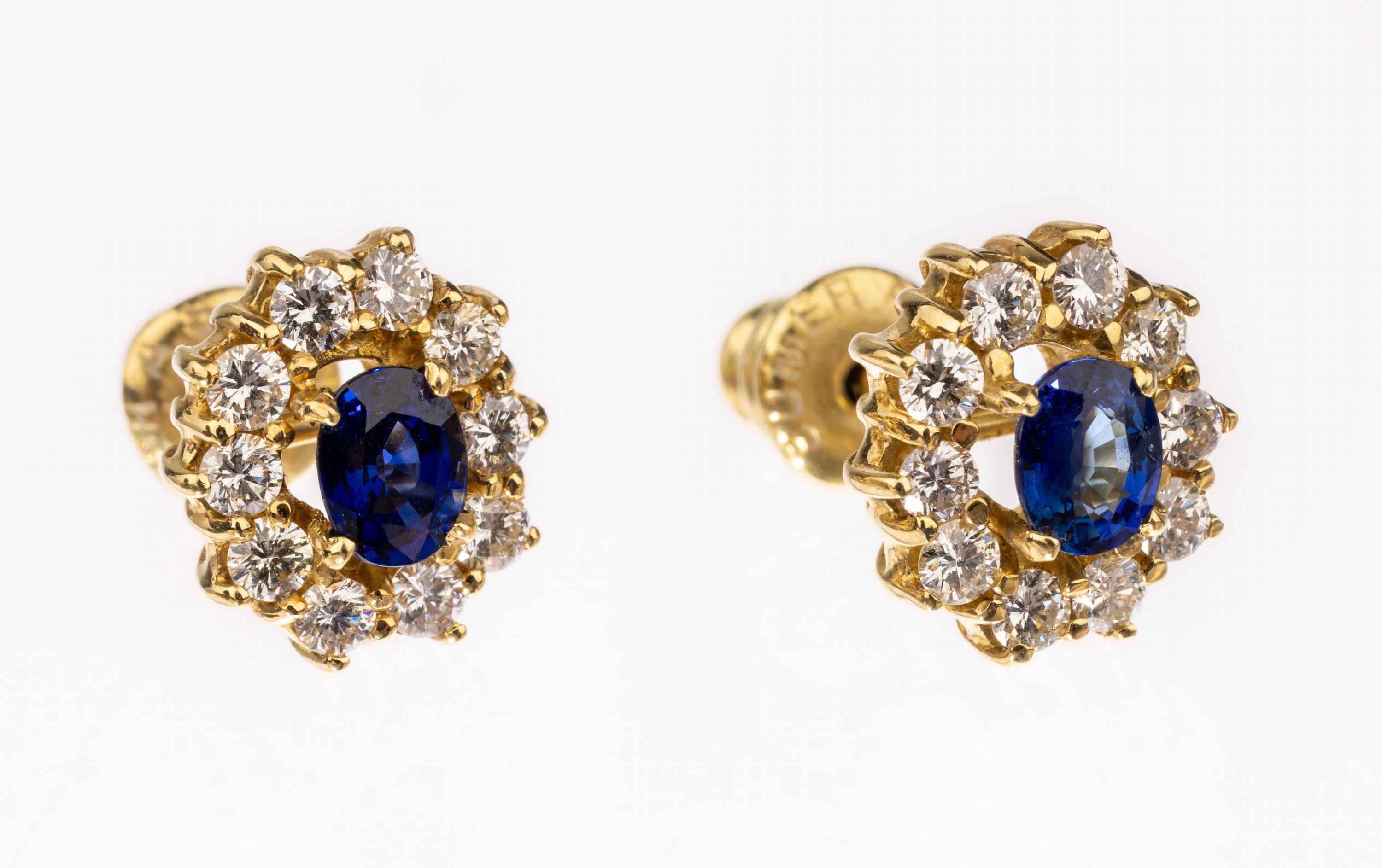 Paar 18 kt Gold Saphir-Brillant-Ohrstecker, GG 750/000, 2 ovalfacett. Saphire zus. ca. 0.60 ct, umgeben von Brillanten zus. ca. 1.0 ct feines ...