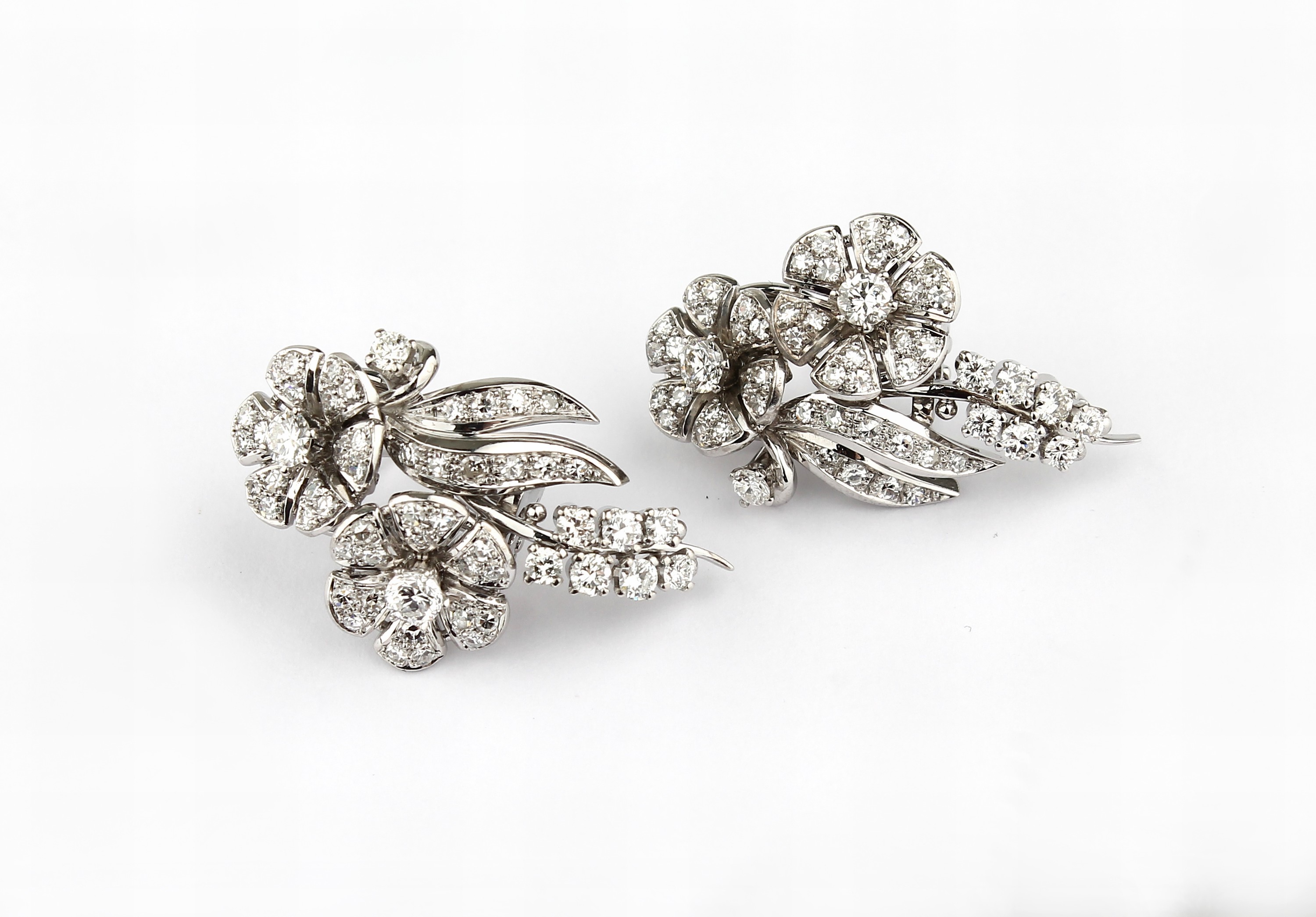 Paar 18 kt Gold Brillant-Ohrstecker, Brillanten und 8/8-Diamanten zus. ca. 3.20 ct feines Weiß-Weiß/vs-si, Meistermarke unged., ca. 13.7 g