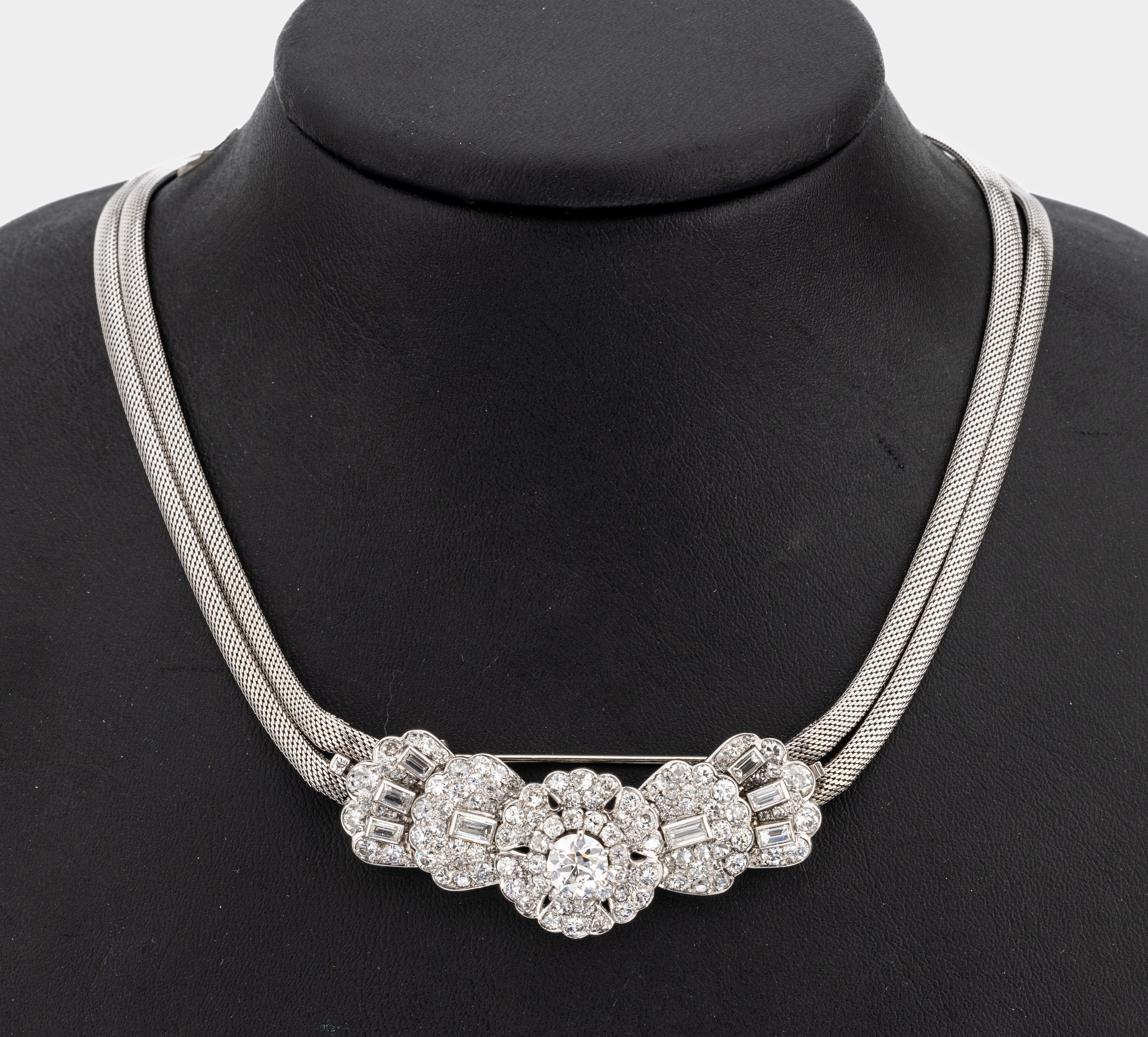 14 kt Gold Diamant-Collier/Brosche, WG 585/000, 1930er Jahre, Altschliffdiamant ca. 1.45 ct Weiss/si, umgeben von Altschliff- diamanten und ...