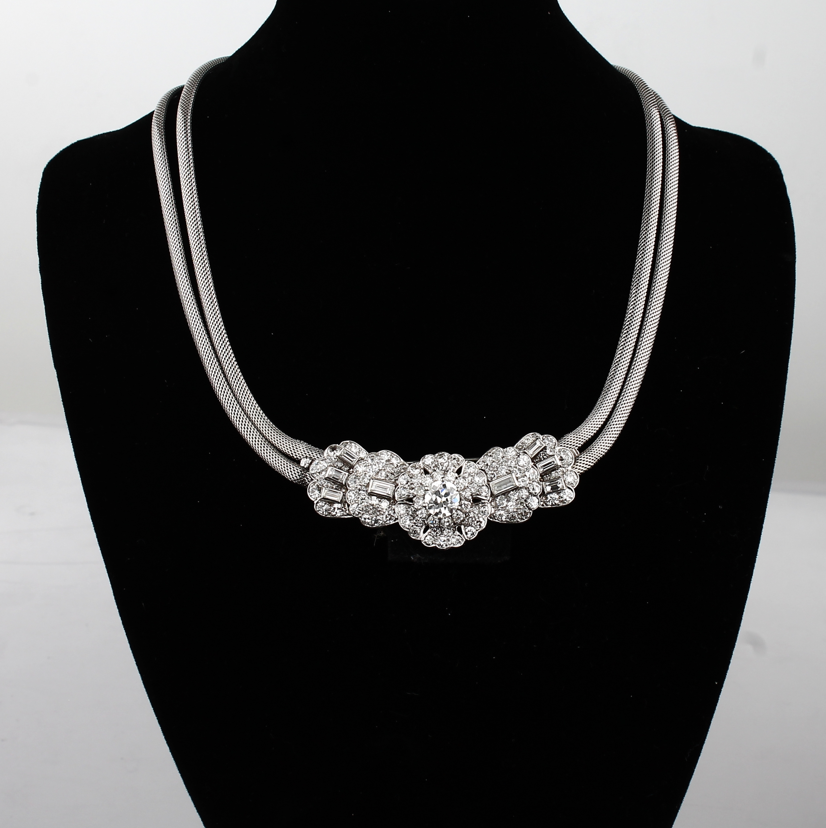 Detail a: 14 kt Gold Diamant-Collier/Brosche, WG 585/000, 1930er Jahre, Altschliffdiamant ca. 1.45 ct Weiss/si, umgeben von Altschliff- diamanten und ...