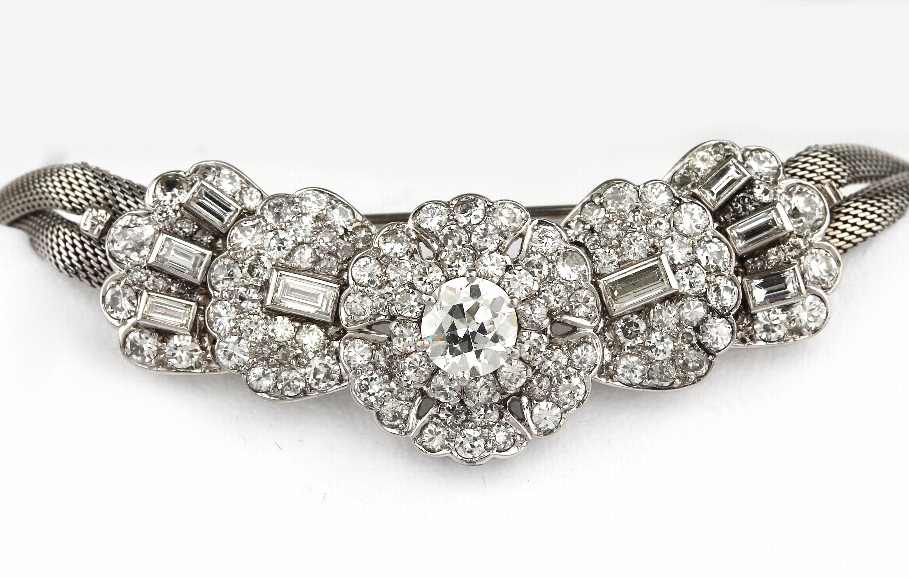 Detail b: 14 kt Gold Diamant-Collier/Brosche, WG 585/000, 1930er Jahre, Altschliffdiamant ca. 1.45 ct Weiss/si, umgeben von Altschliff- diamanten und ...
