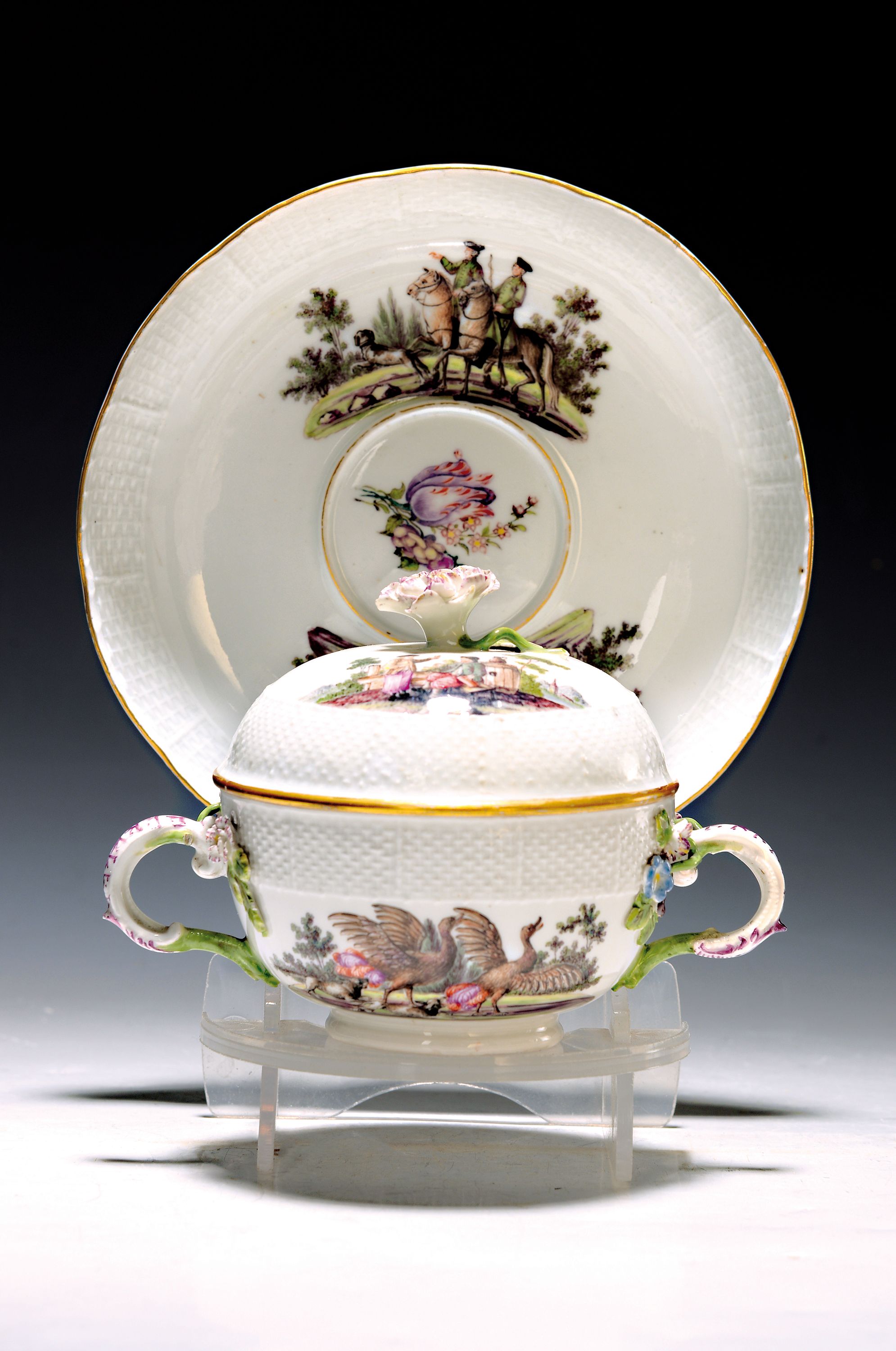 Kleine Deckelterrine mit Presentoir, Meissen, um 1745/50, Jagddekor, Alt-Ozierrand mit Asthenkeln, applizierte Blüten, sechs feine Miniaturmalereien ...