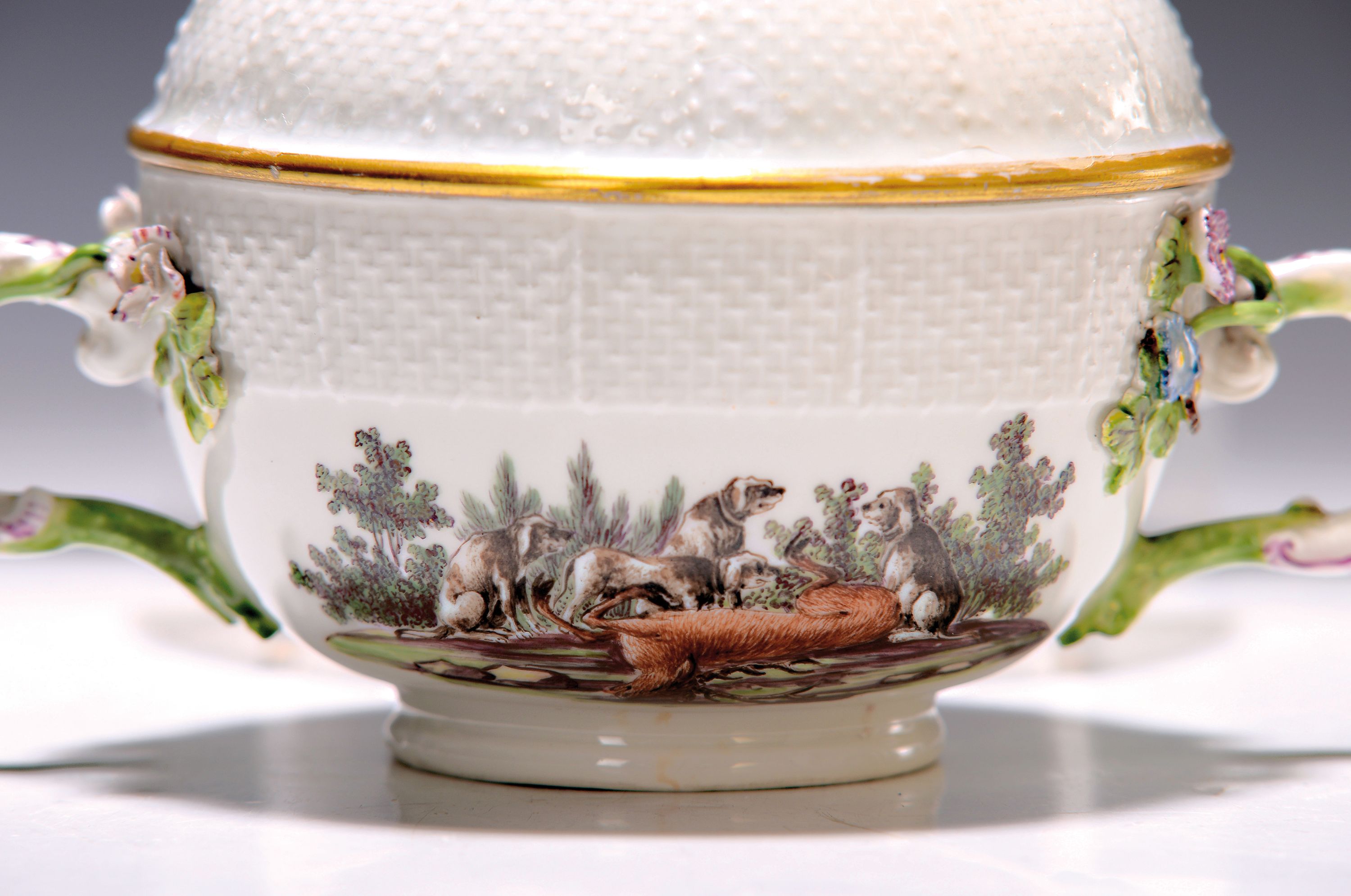 Detail a: Kleine Deckelterrine mit Presentoir, Meissen, um 1745/50, Jagddekor, Alt-Ozierrand mit Asthenkeln, applizierte Blüten, sechs feine Miniaturmalereien ...