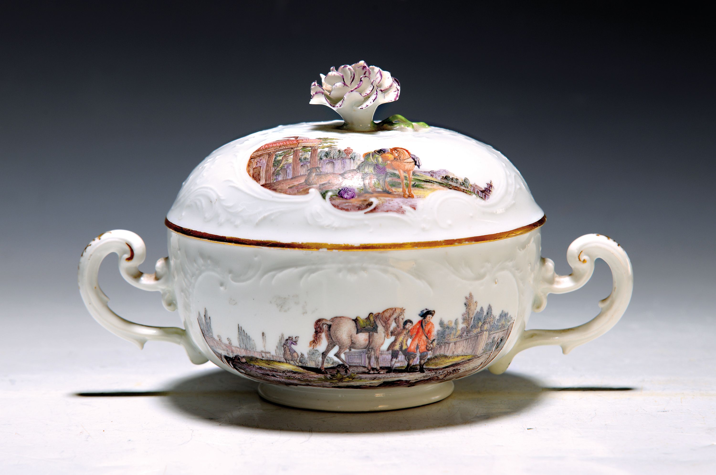 Kleine Deckelterrine ohne Presentoir, Meissen, Christian Friedrich Kühnel, um 1750, Porzellan, feine Malerei mit romantisierenden Landschaften und ...