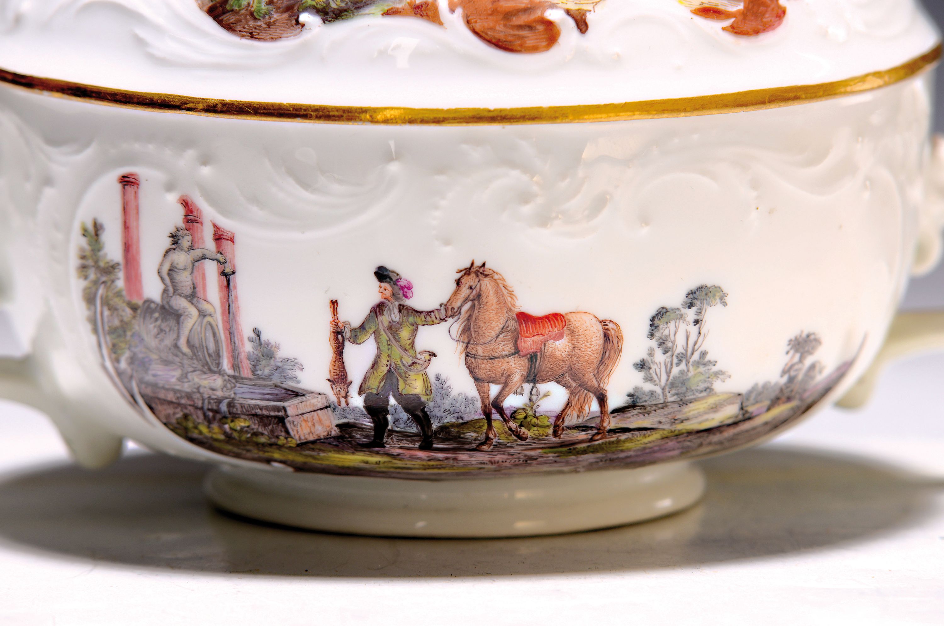 Detail a: Kleine Deckelterrine ohne Presentoir, Meissen, Christian Friedrich Kühnel, um 1750, Porzellan, feine Malerei mit romantisierenden Landschaften und ...