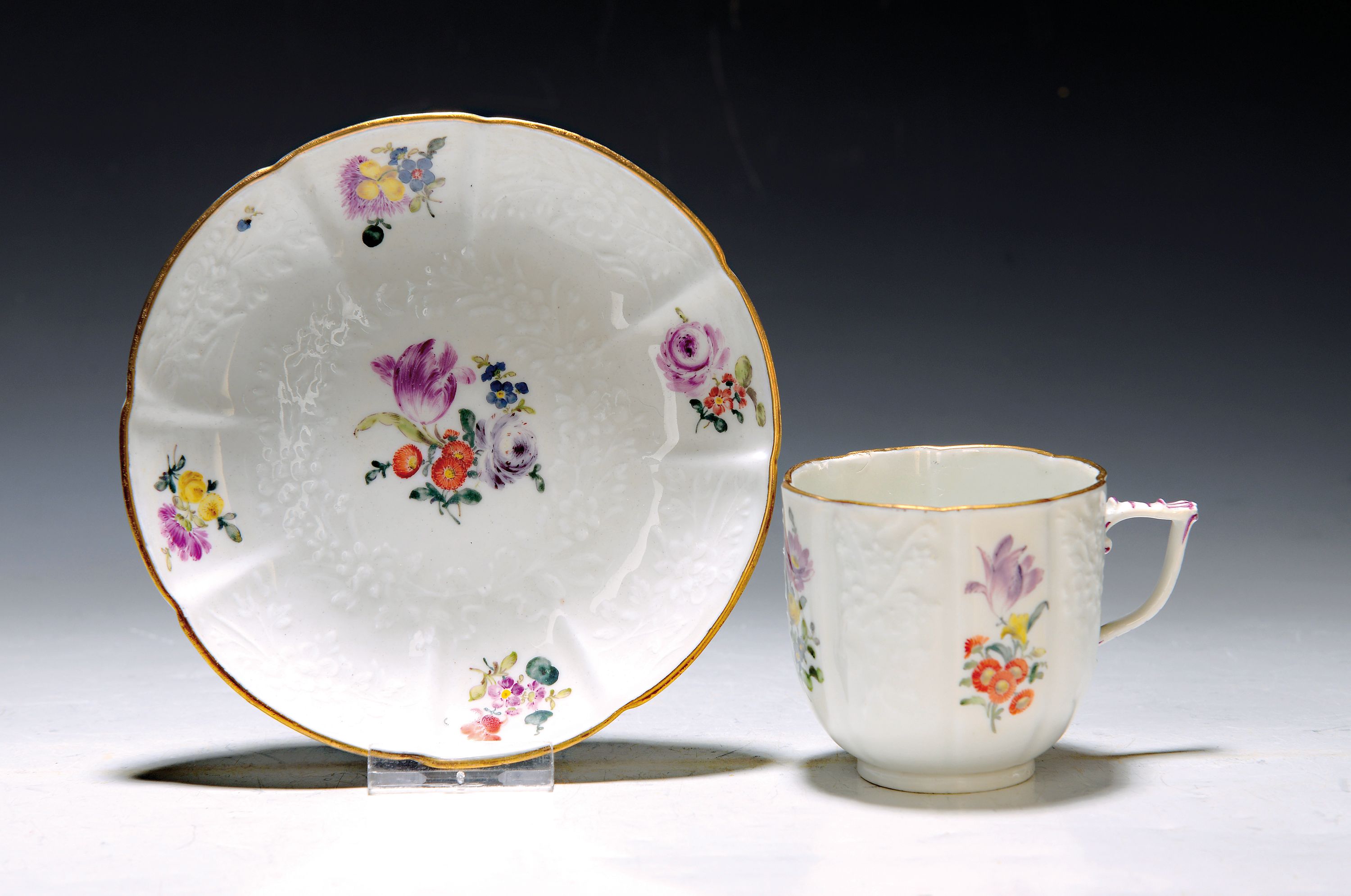 Tasse mit Untertasse, Meissen, aus dem Service Johann Ernst Gotzkowsky, um 1742, Modell von Johann Friedrich Eberlein, Malerei mit Blumenbuketts, ...