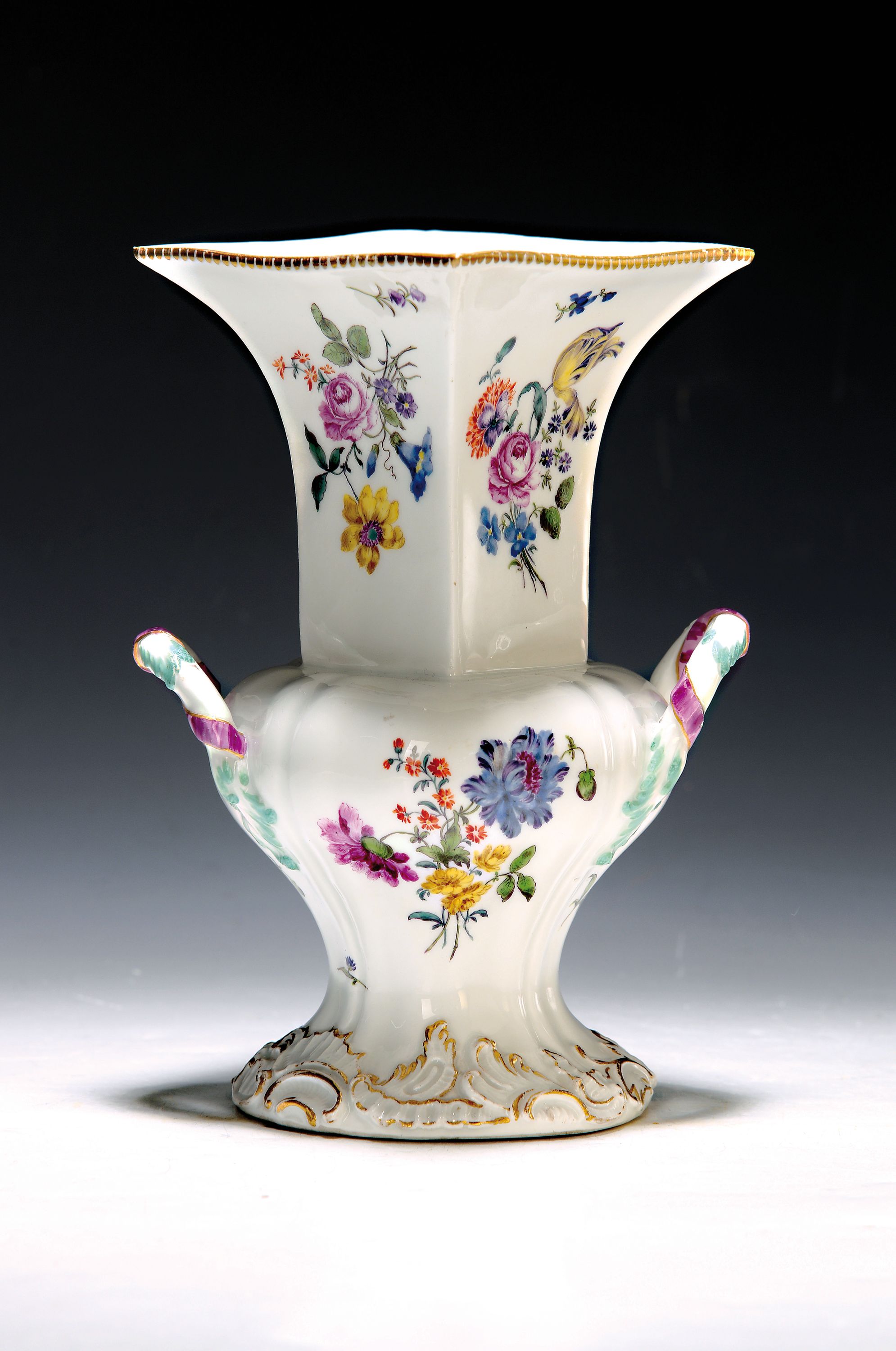 Seltene Ziervase, Meissen, um 1745, Doppelhenkel, ausgefallener Korpus mit Rocaillendekor am Fuß, aufwendige feine Blumenbukettmalerei, ...