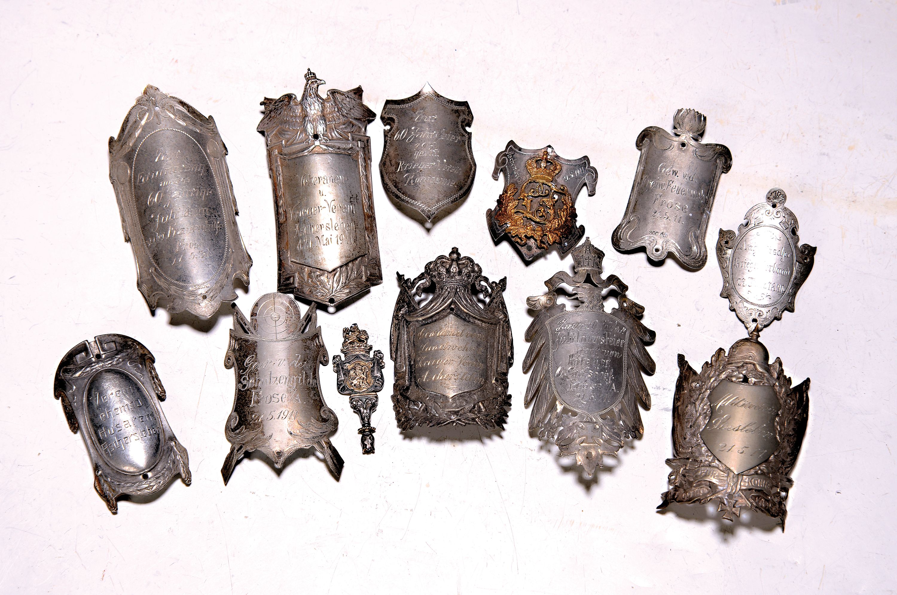 11 Wappenschilde als Gedenkplaketten aus Silber, deutsch, z.T. datiert 1911, tlw. gemarkt 800er-Silber, Schwerpunkt Aschersleben, gebogene Schilde ...