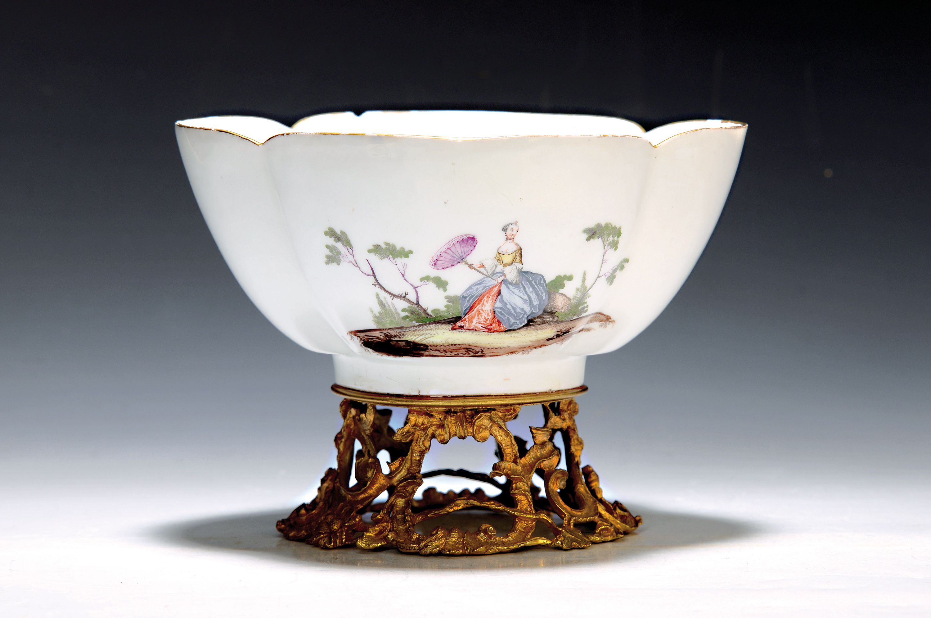 Prunkschale mit feuervergoldeter Bronzemontur, Meissen, um 1745, Malerei wohl Augustin Dietze (1696-1769) (Vgl. Lit. Anderson Collection Nr. 67 bei ...