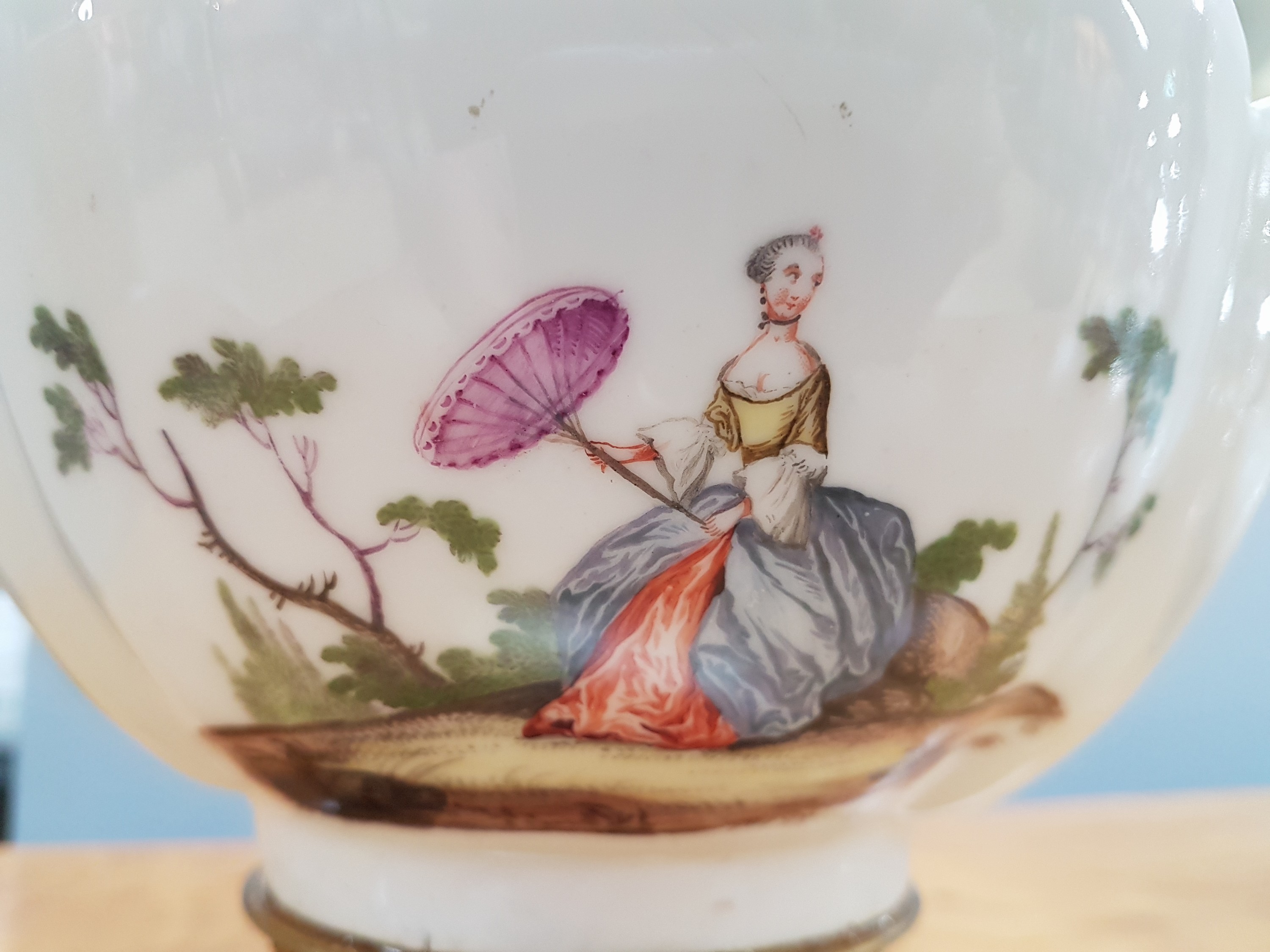 Detail d: Prunkschale mit feuervergoldeter Bronzemontur, Meissen, um 1745, Malerei wohl Augustin Dietze (1696-1769) (Vgl. Lit. Anderson Collection Nr. 67 bei ...
