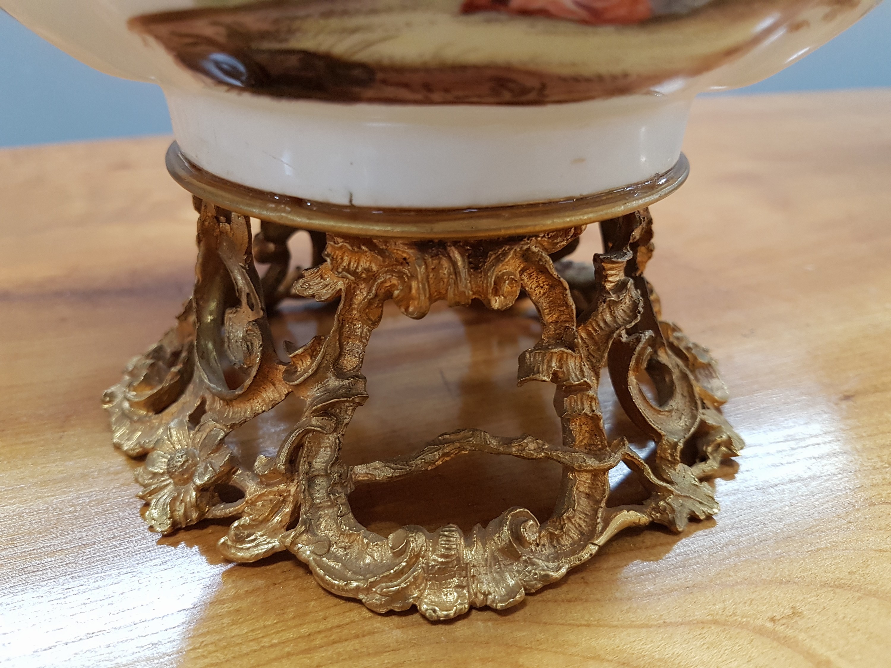 Detail e: Prunkschale mit feuervergoldeter Bronzemontur, Meissen, um 1745, Malerei wohl Augustin Dietze (1696-1769) (Vgl. Lit. Anderson Collection Nr. 67 bei ...