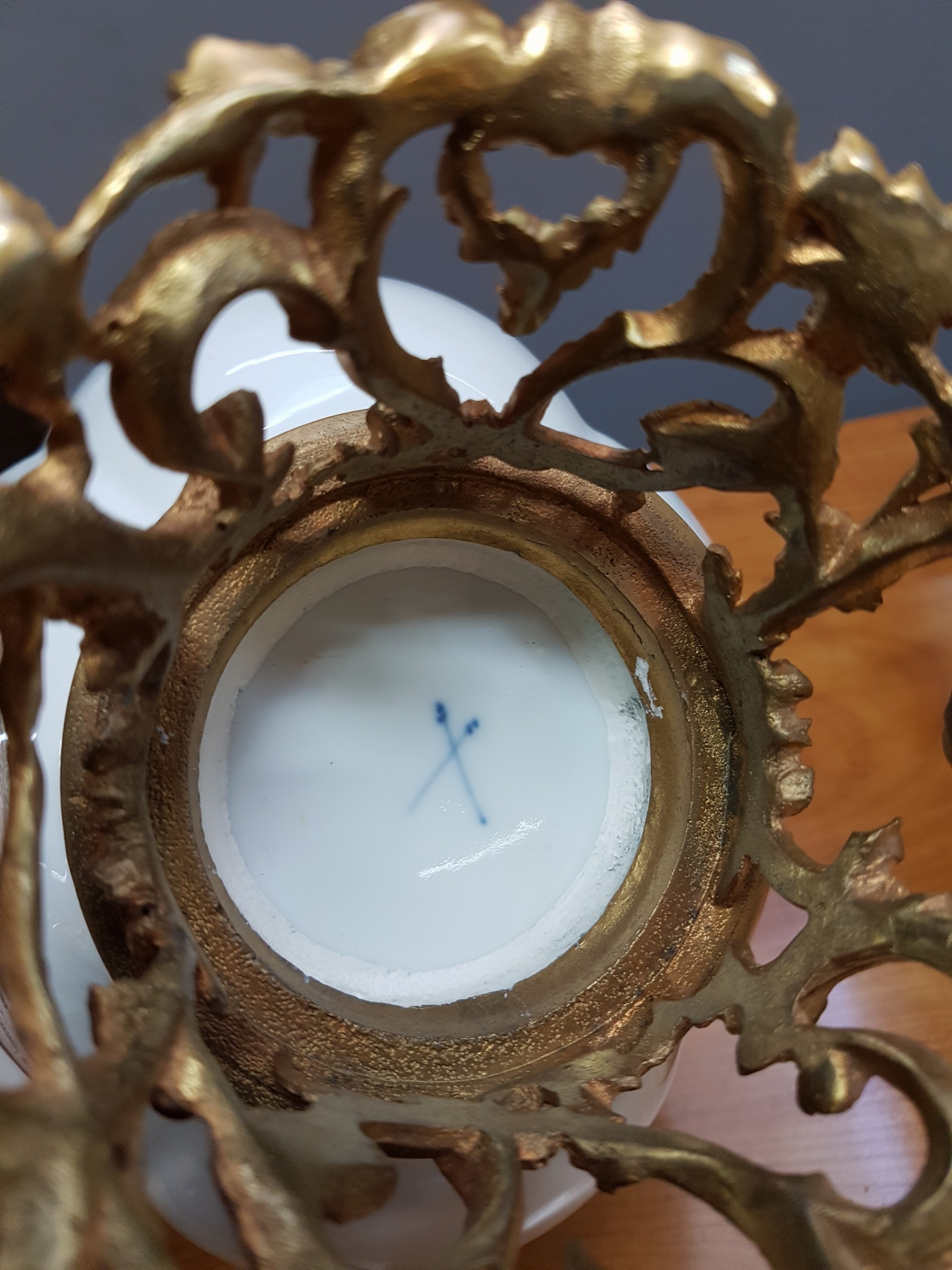 Detail h: Prunkschale mit feuervergoldeter Bronzemontur, Meissen, um 1745, Malerei wohl Augustin Dietze (1696-1769) (Vgl. Lit. Anderson Collection Nr. 67 bei ...