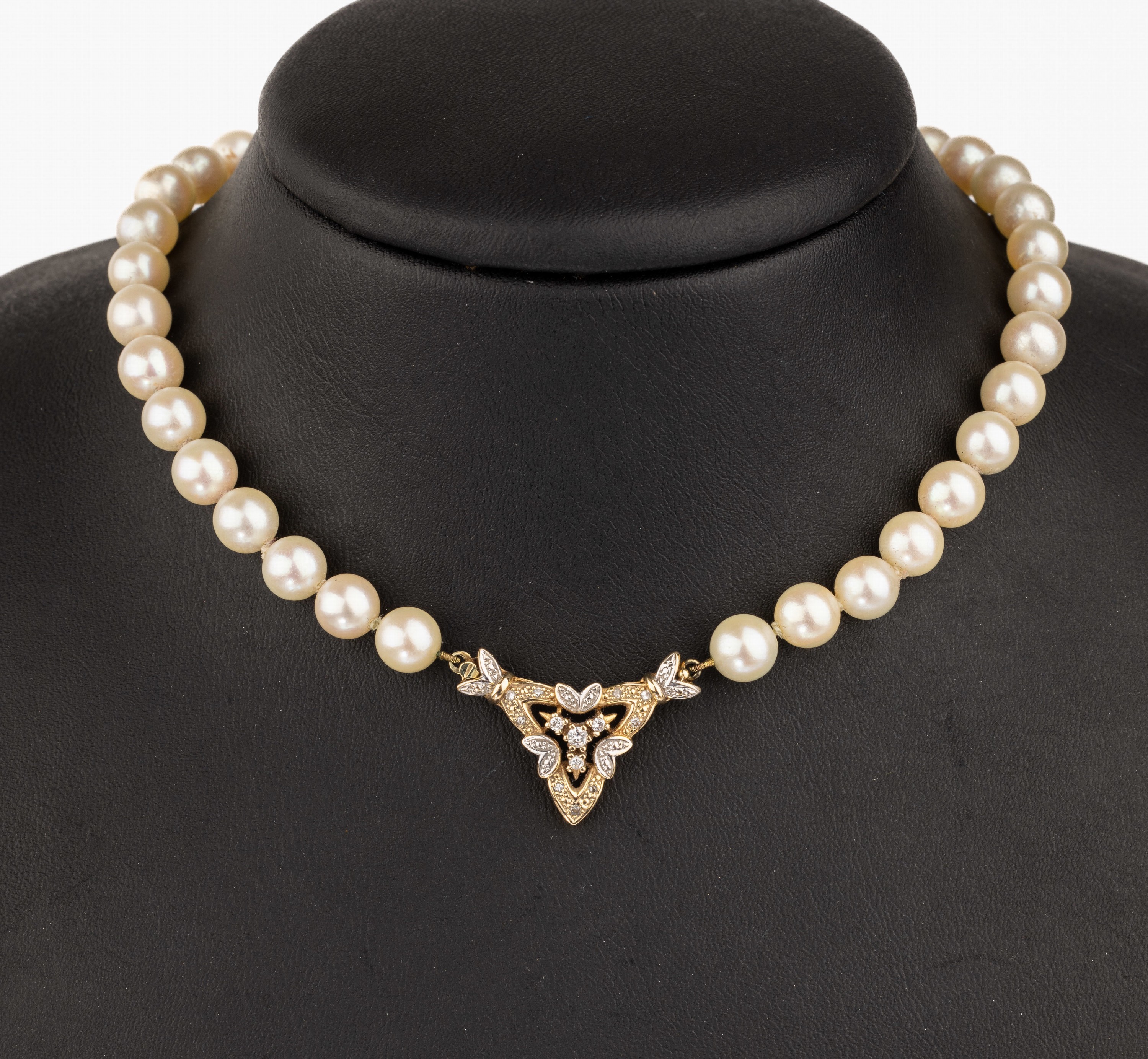 Zuchtperl-Collier mit 18 kt Gold Diamant- Schmuckschließe, GG/WG 750/000, 57 Akoyazuchtperlen, D. ca. 7 mm, 4 Brillanten und 9 8/8-Diamanten zus. ...
