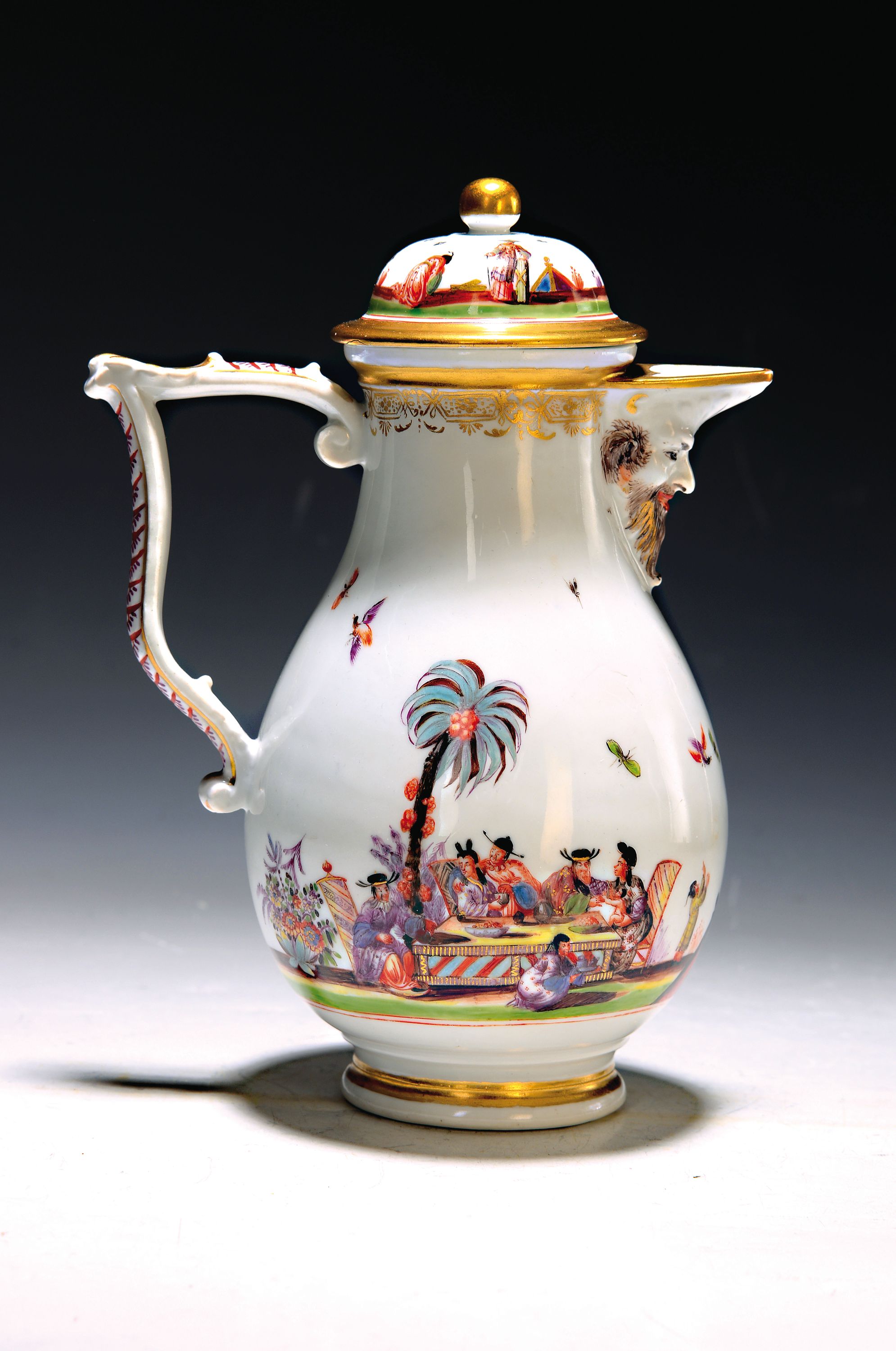 Kanne mit Chinoiserien, Meissen, Malerei Johann Gregorius Höroldt, um 1730/35, Porzellan, J-förmiger Henkel restauriert, Ausguß in Form eines ...