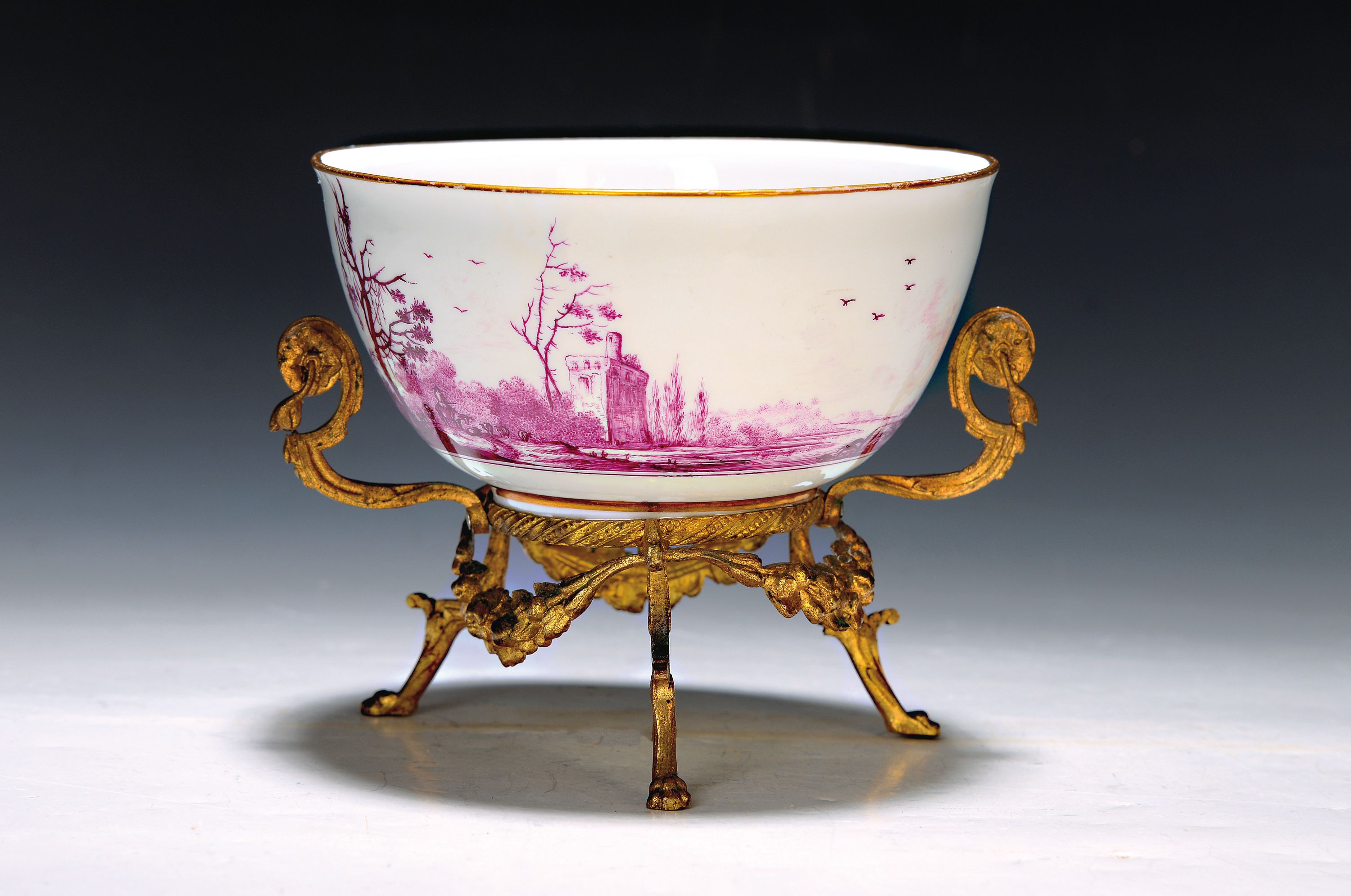 Prunkschale auf Bronzestand, Meissen, Malerei wohl Bonaventura Gottlieb Häuer, um 1745/50, Porzellan, Camaieumalerei in Purpur, umlaufend pastorale ...