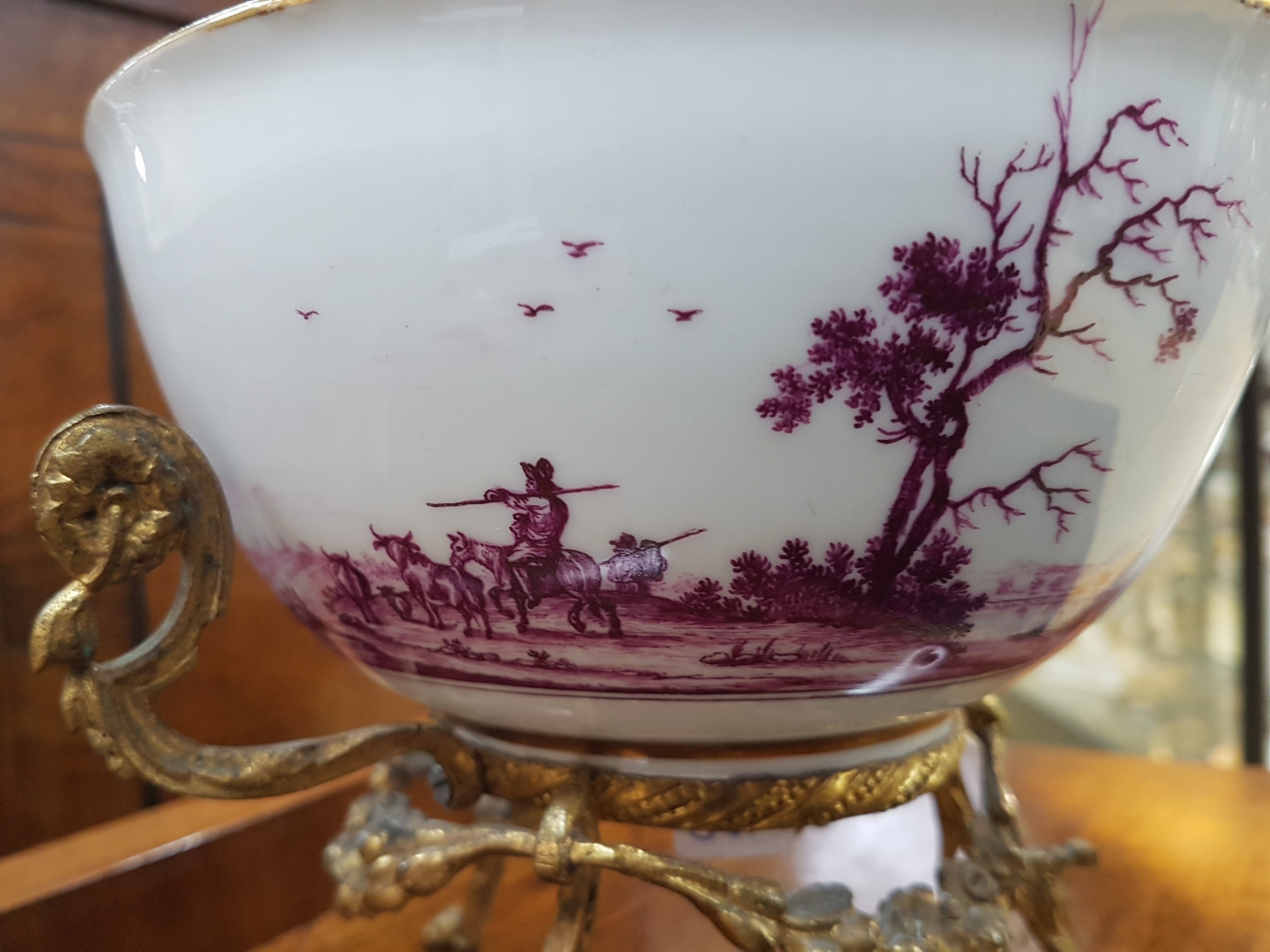 Detail d: Prunkschale auf Bronzestand, Meissen, Malerei wohl Bonaventura Gottlieb Häuer, um 1745/50, Porzellan, Camaieumalerei in Purpur, umlaufend pastorale ...