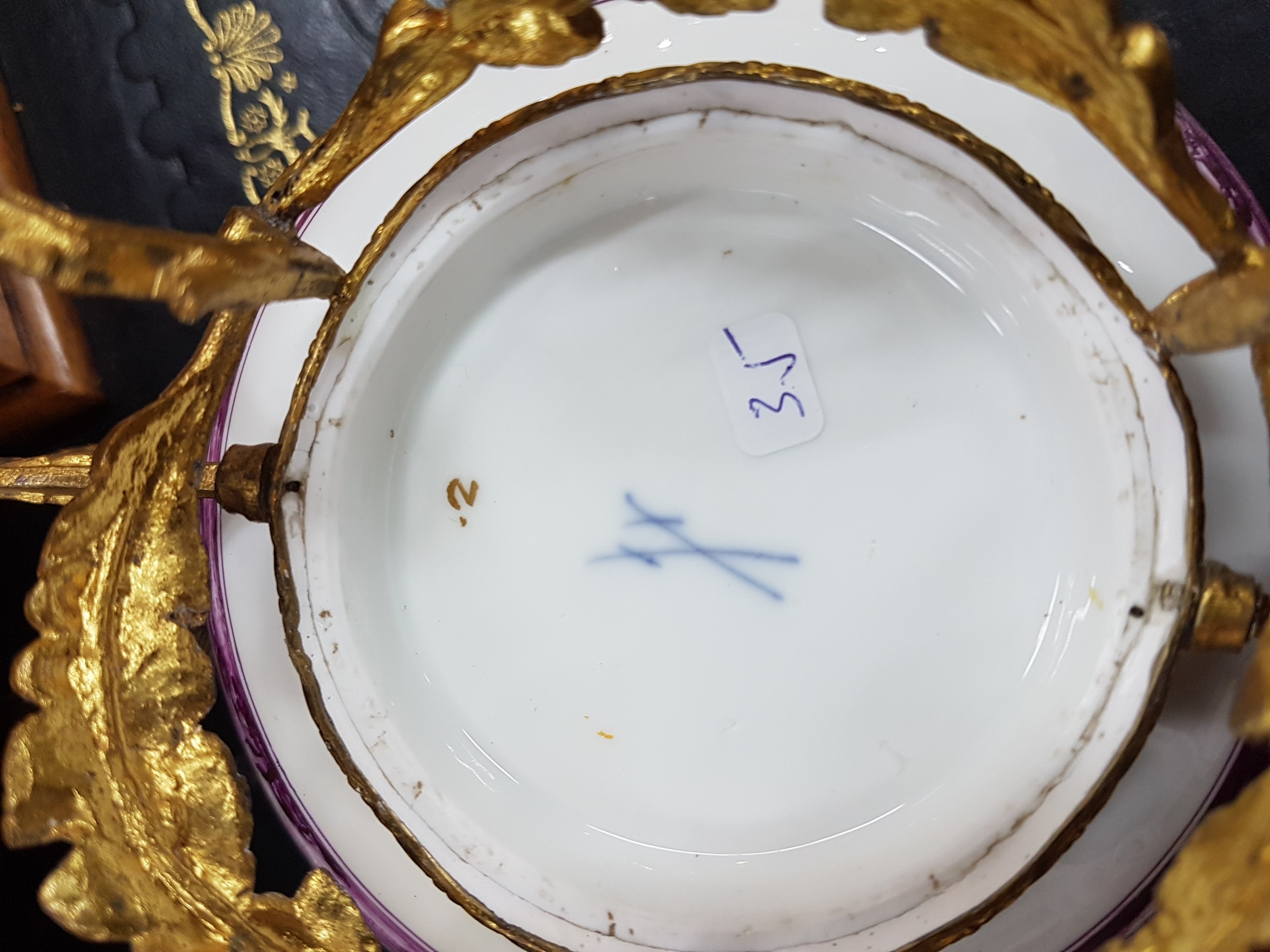 Detail h: Prunkschale auf Bronzestand, Meissen, Malerei wohl Bonaventura Gottlieb Häuer, um 1745/50, Porzellan, Camaieumalerei in Purpur, umlaufend pastorale ...